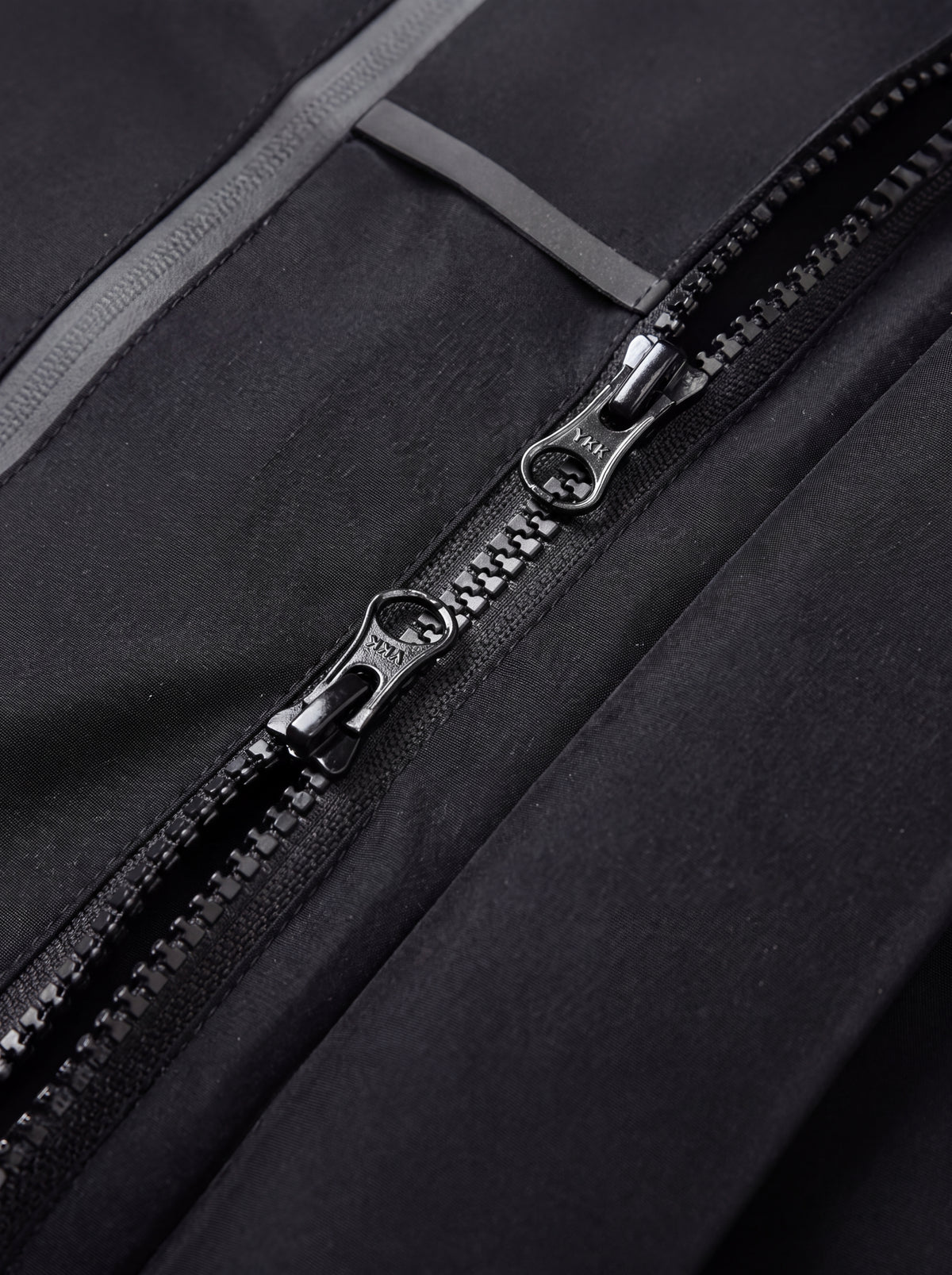 Close-up da Jaqueta Puffer 3 em 1 Cordilheira Hybrid Feminina destacando tecido e acabamento, Roupa da Marca Cordilheira com Boa qualidade e construção Confiável para uso outdoor e frio.