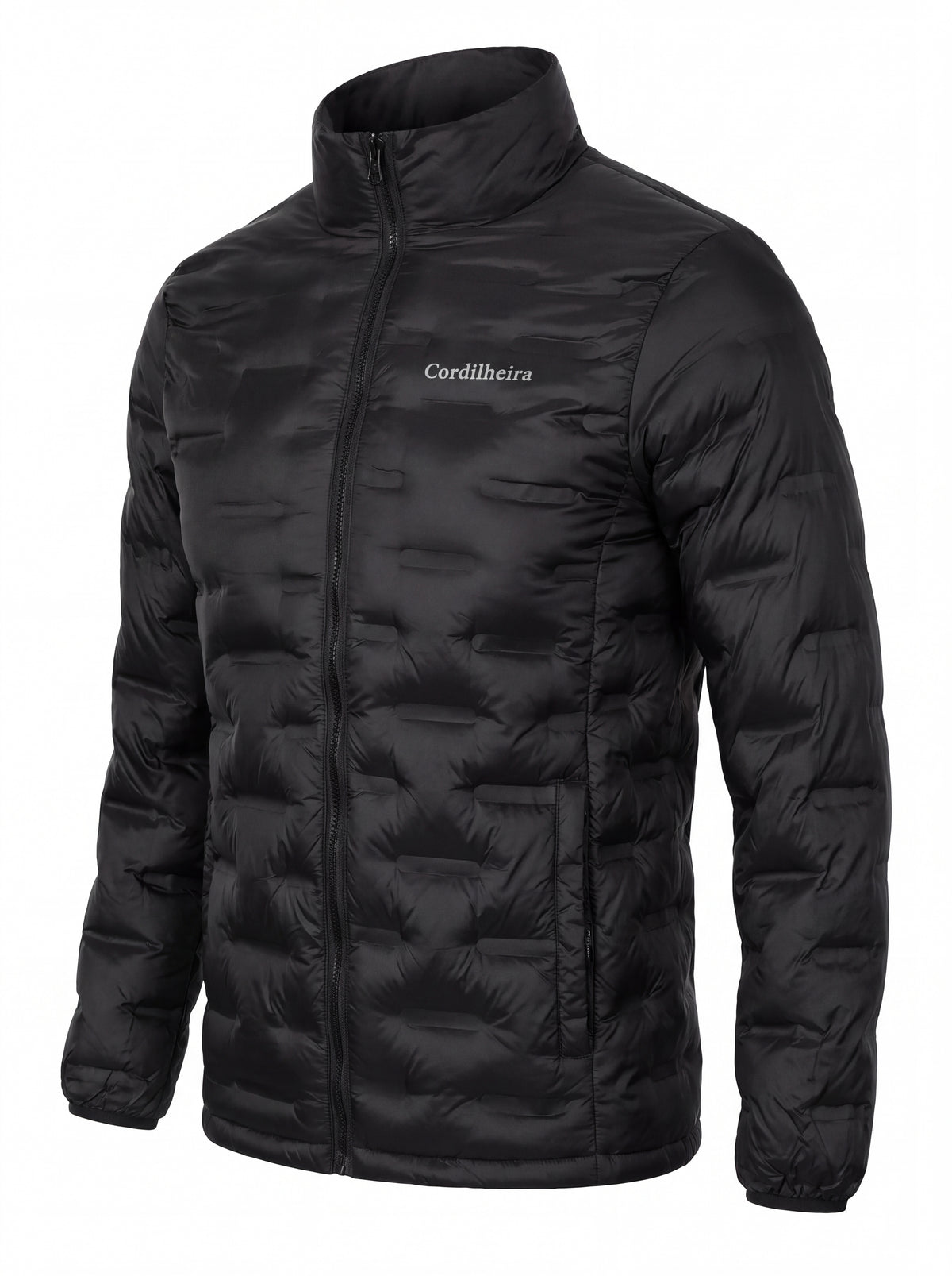 Modelo usando Jaqueta Puffer 3 em 1 Cordilheira Hybrid Feminina em pose de estúdio, Roupa da Marca Cordilheira com Boa qualidade, resistência e acabamento Confiável para frio.