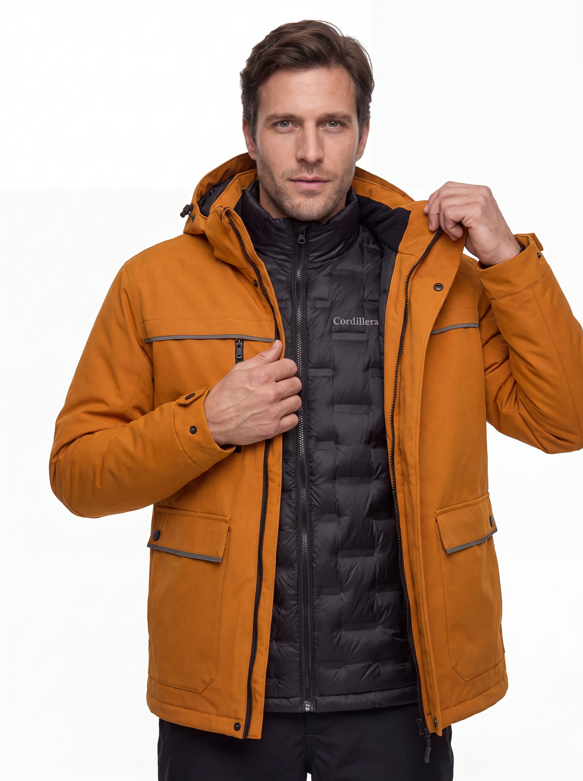 Modelo posando com as camadas da Jaqueta Puffer 3 em 1 Cordilheira Hybrid Masculina, Roupa da Marca Cordilheira com Boa qualidade, versatilidade e proteção Confiável para neve e inverno.