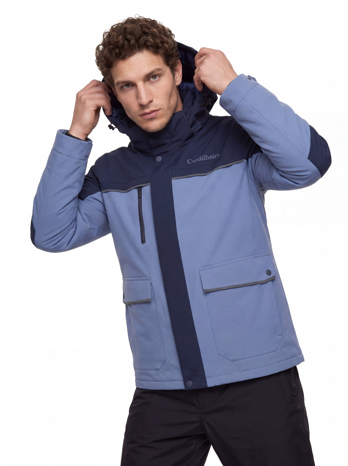 Modelo colocando o capuz da Jaqueta Puffer 3 em 1 Cordilheira Hybrid Masculina, Roupa da Marca Cordilheira com Boa proteção Confiável contra vento, frio e neve.