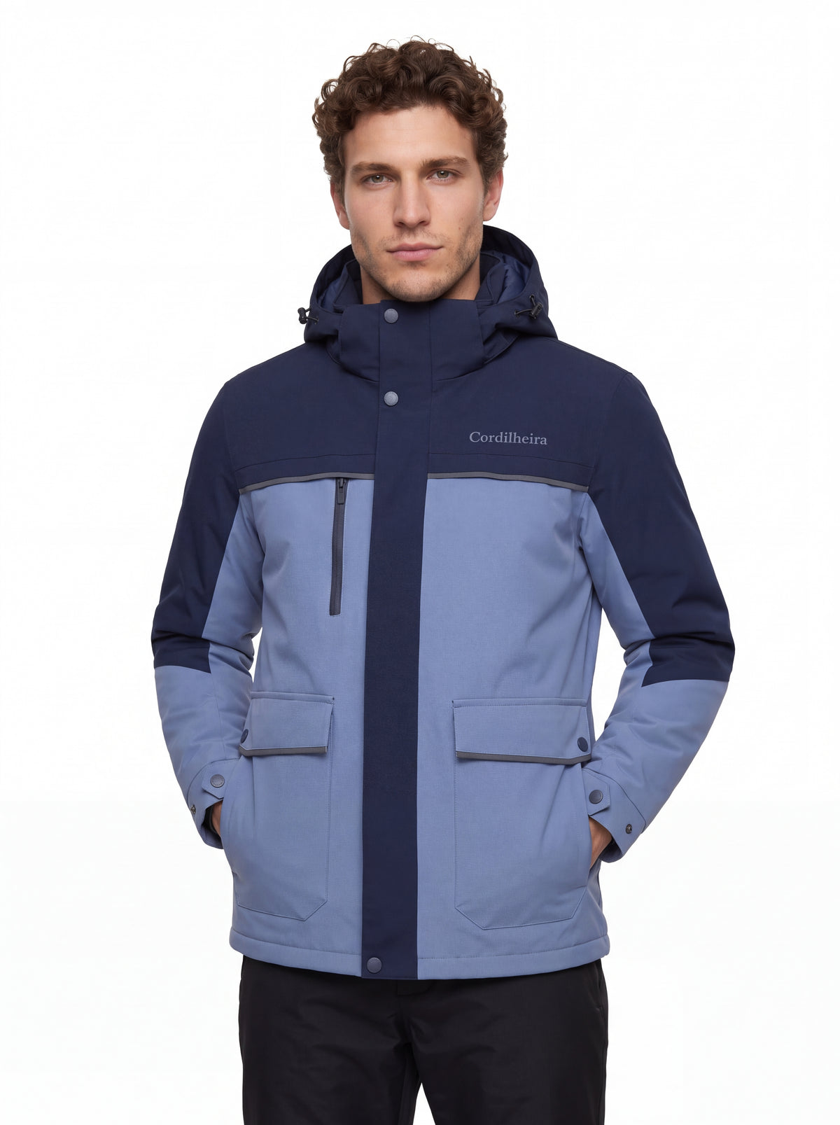 Modelo posando com Jaqueta Puffer 3 em 1 Cordilheira Hybrid Masculina em ensaio de inverno, Roupa da Marca Cordilheira com Boa qualidade e resistência Confiável para atividades outdoor.