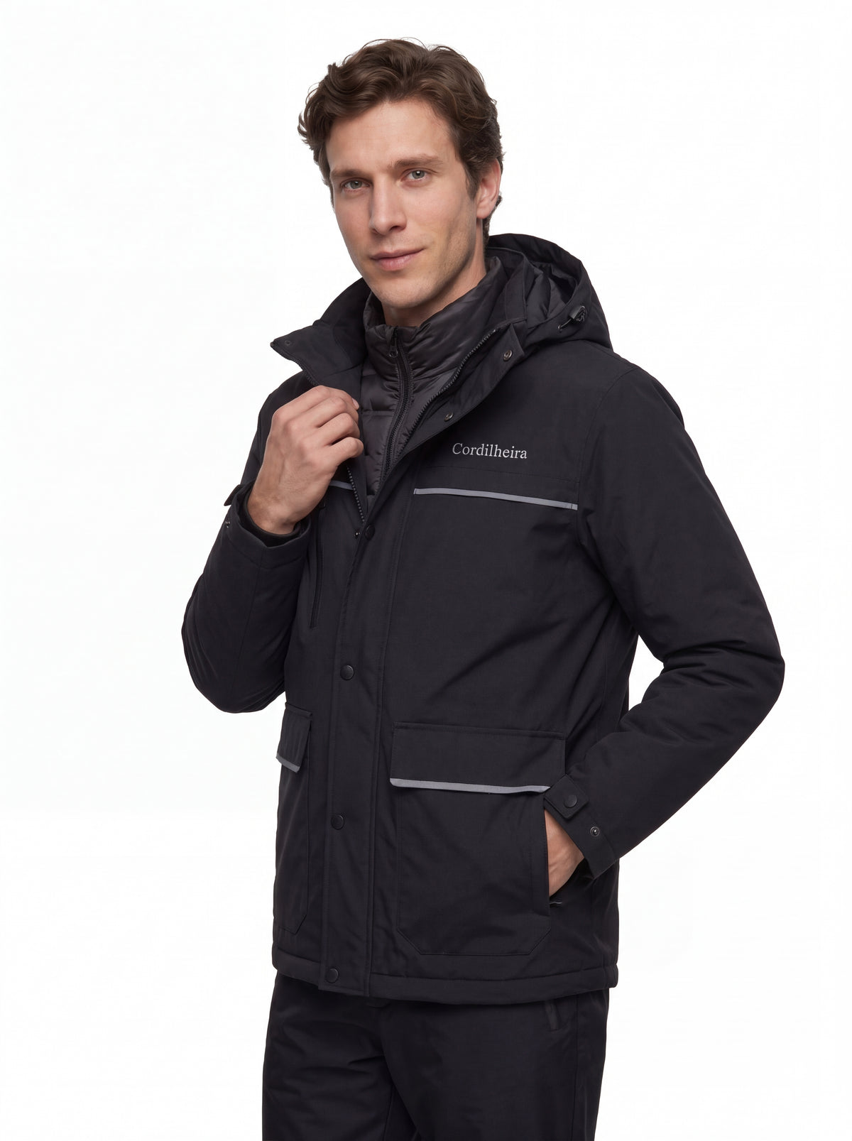 Modelo posando para catálogo de inverno com Jaqueta Puffer 3 em 1 Cordilheira Hybrid Masculina, Roupa da Marca Cordilheira com Boa qualidade e proteção Confiável para frio e neve.