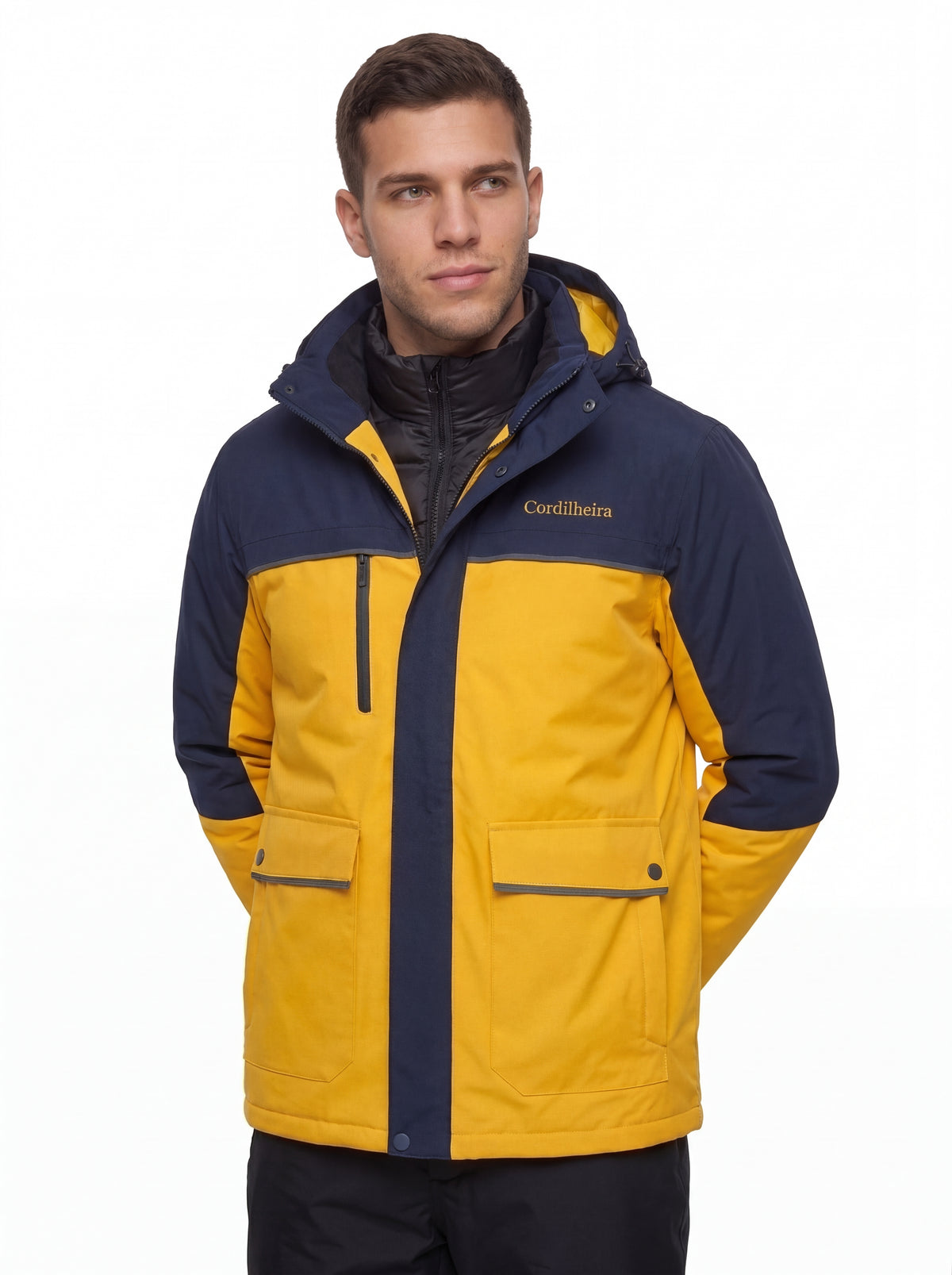 Modelo posando para catálogo com Jaqueta Puffer 3 em 1 Cordilheira Hybrid Masculina, Roupa da Marca Cordilheira com Boa resistência e proteção impermeável Confiável para neve.