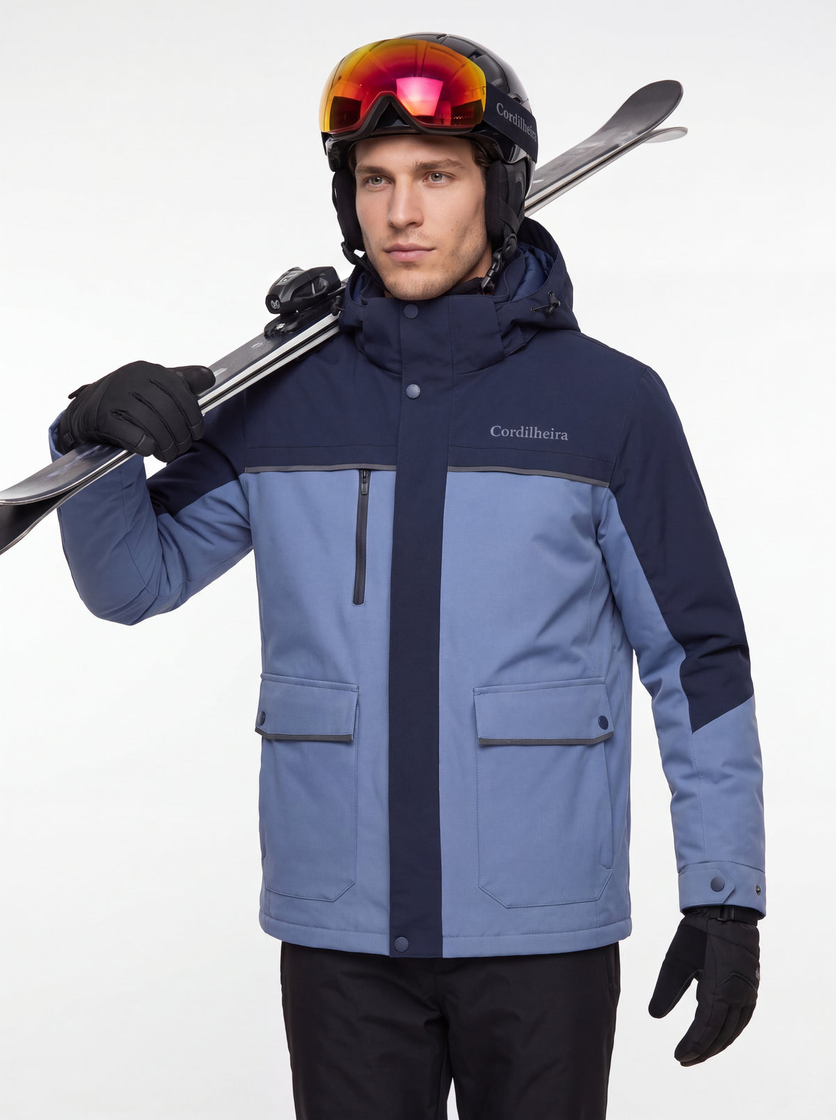 Modelo usando Jaqueta Puffer 3 em 1 Cordilheira Hybrid Masculina com esquis, Roupa da Marca Cordilheira com Boa resistência e proteção impermeável Confiável para neve e frio.
