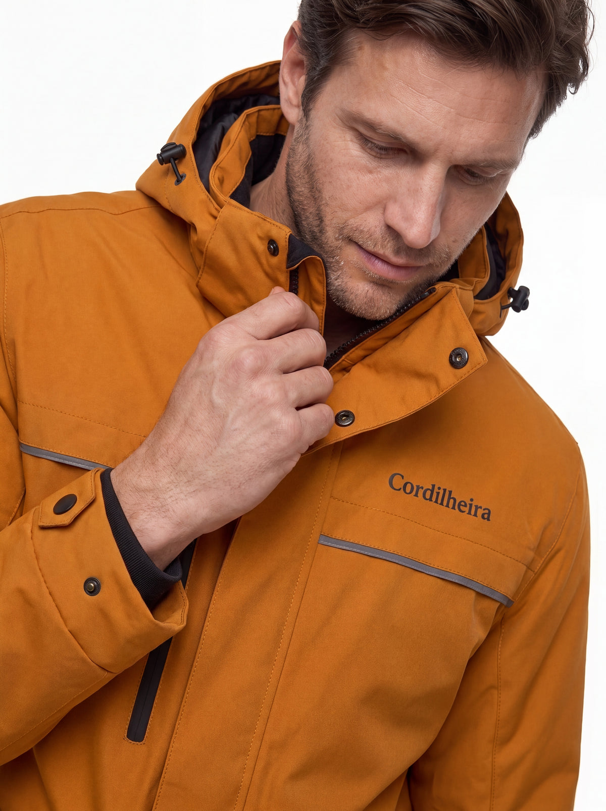Modelo interagindo com a gola da Jaqueta Puffer 3 em 1 Cordilheira Hybrid Masculina, Roupa da Marca Cordilheira com Boa qualidade, resistência e proteção Confiável para frio, vento e esportes na neve.