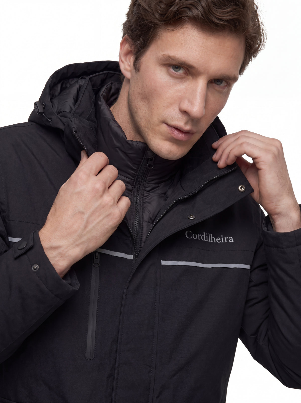 Modelo interagindo com a gola da Jaqueta Puffer 3 em 1 Cordilheira Hybrid Masculina, Roupa da Marca Cordilheira com Boa resistência, conforto e acabamento Confiável para frio e neve.
