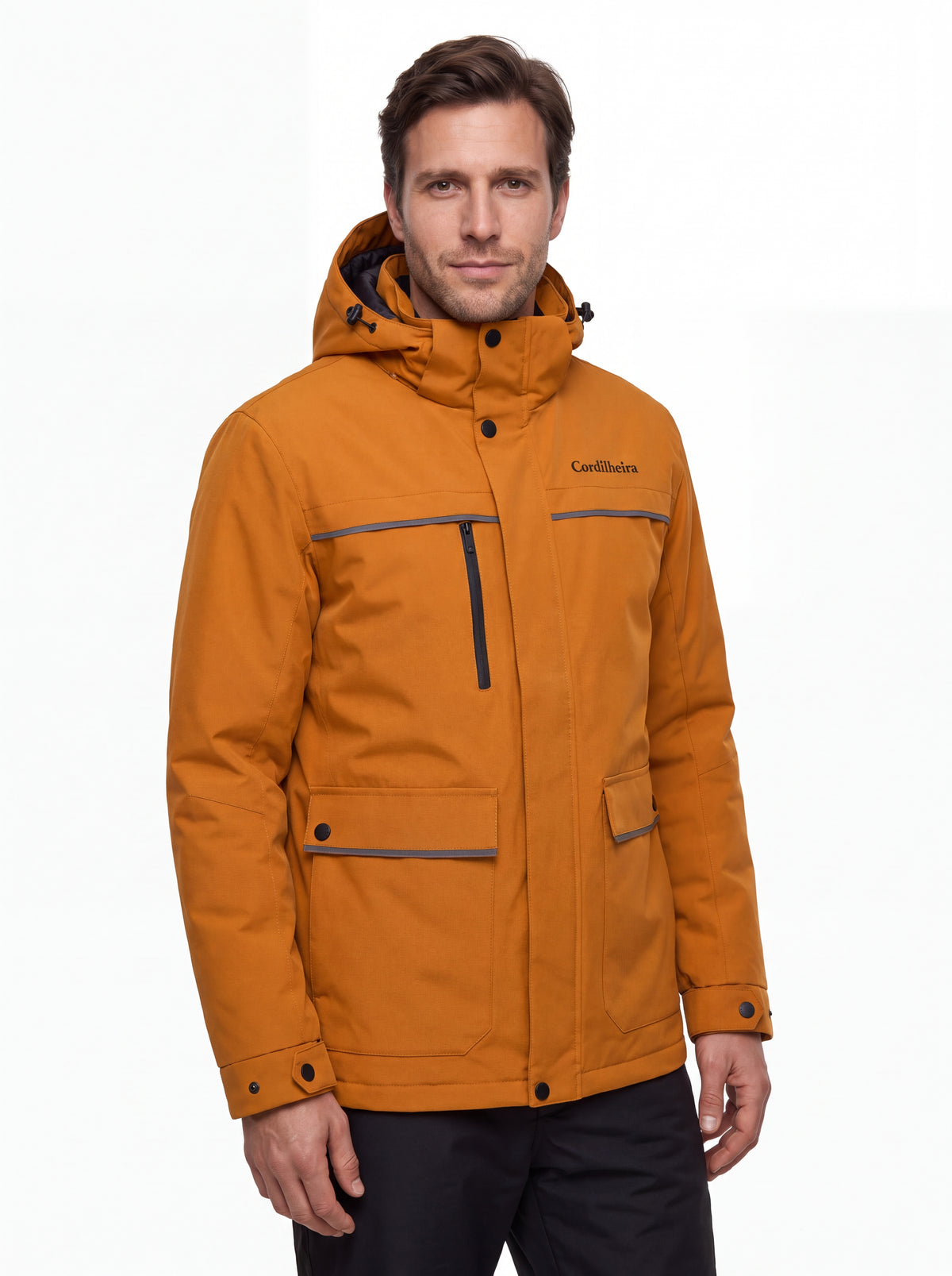 Modelo usando Jaqueta Puffer 3 em 1 Cordilheira Hybrid Masculina com logo em destaque, Roupa da Marca Cordilheira com Boa qualidade, resistência e acabamento Confiável para atividades outdoor.