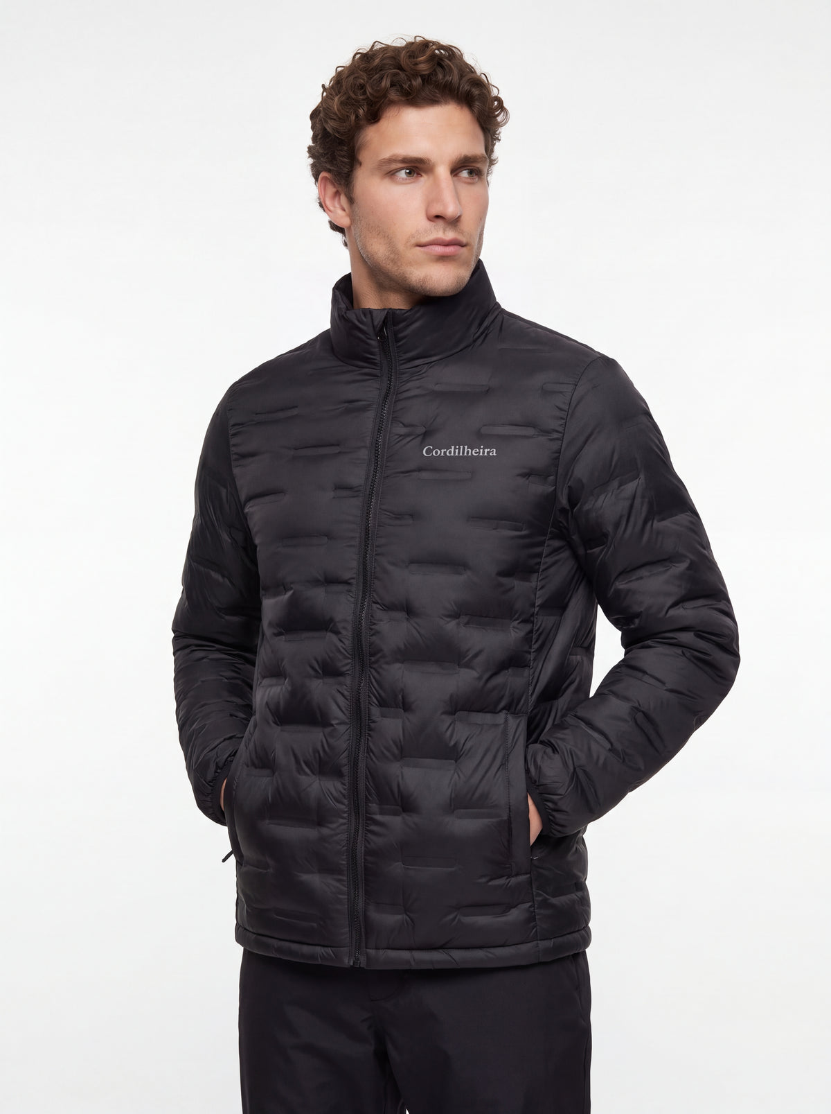 Modelo usando Jaqueta Puffer 3 em 1 Cordilheira Hybrid Masculina em pose de produto, Roupa da Marca Cordilheira com Boa qualidade e proteção Confiável para frio e atividades outdoor.