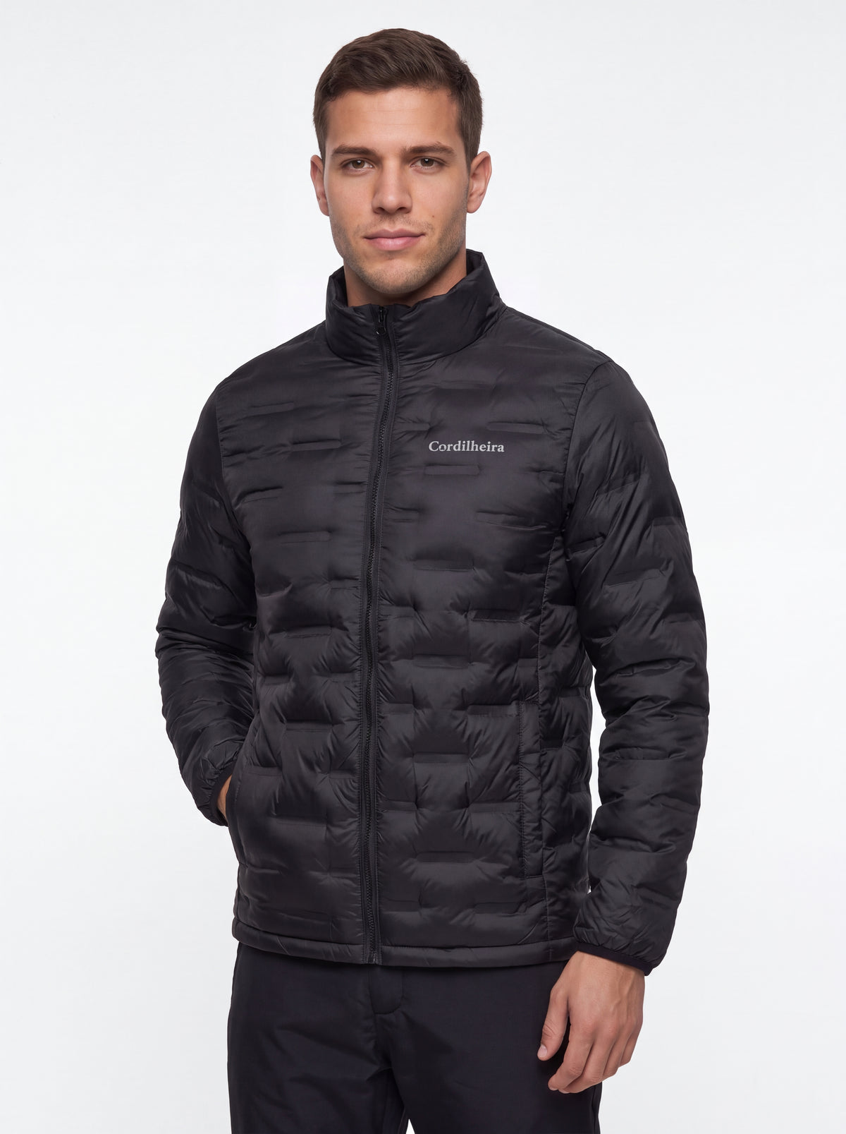 Modelo usando Jaqueta Puffer 3 em 1 Cordilheira Hybrid Masculina em pose de produto, Roupa da Marca Cordilheira com Boa qualidade, resistência e proteção Confiável para frio.