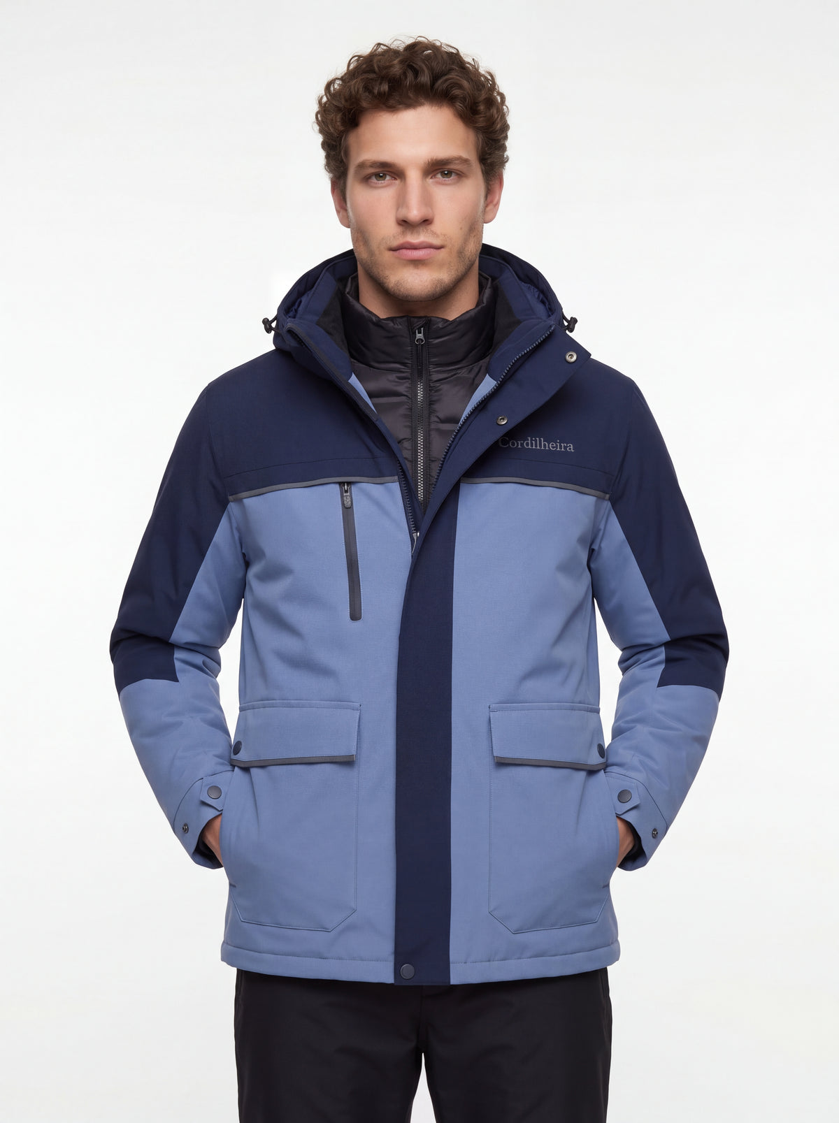 Modelo usando Jaqueta Puffer 3 em 1 Cordilheira Hybrid Masculina com zíper fechado, Roupa da Marca Cordilheira com Boa qualidade, conforto e proteção Confiável para frio intenso.