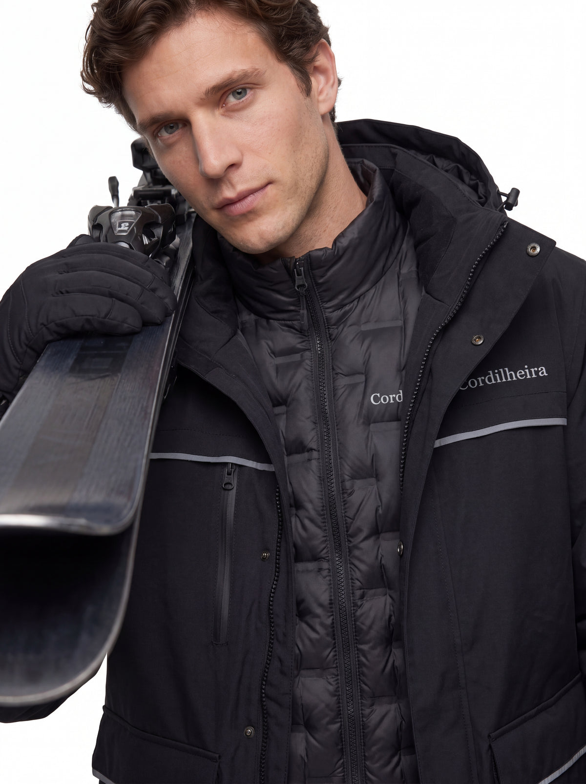 Modelo vestindo Jaqueta Puffer 3 em 1 Cordilheira Hybrid Masculina em contexto de ski, Roupa da Marca Cordilheira com Boa qualidade e proteção Confiável para neve e frio intenso.