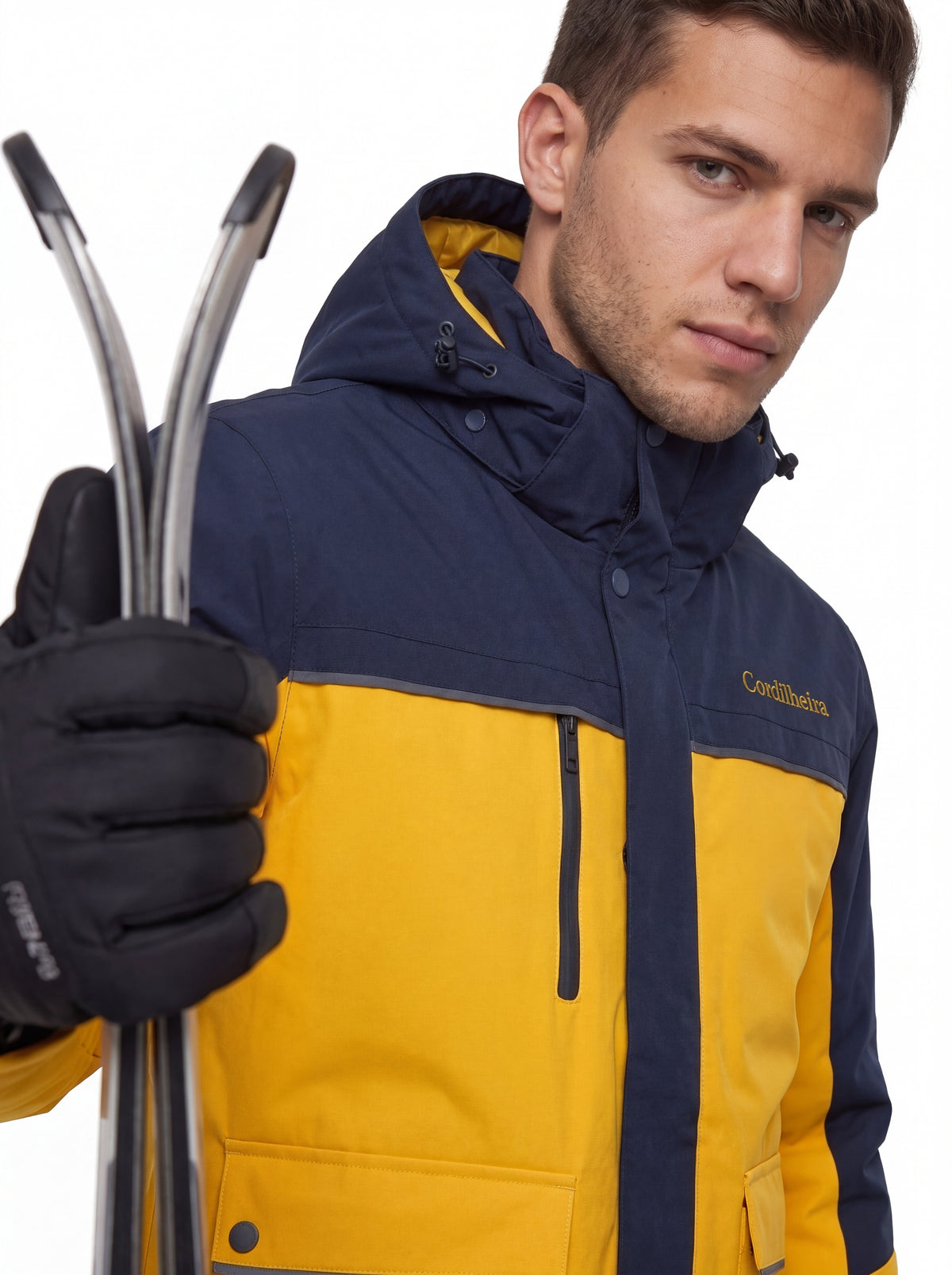 Modelo usando Jaqueta Puffer 3 em 1 Cordilheira Hybrid Masculina para ski, Roupa da Marca Cordilheira com Boa resistência, qualidade e proteção Confiável para neve e frio.