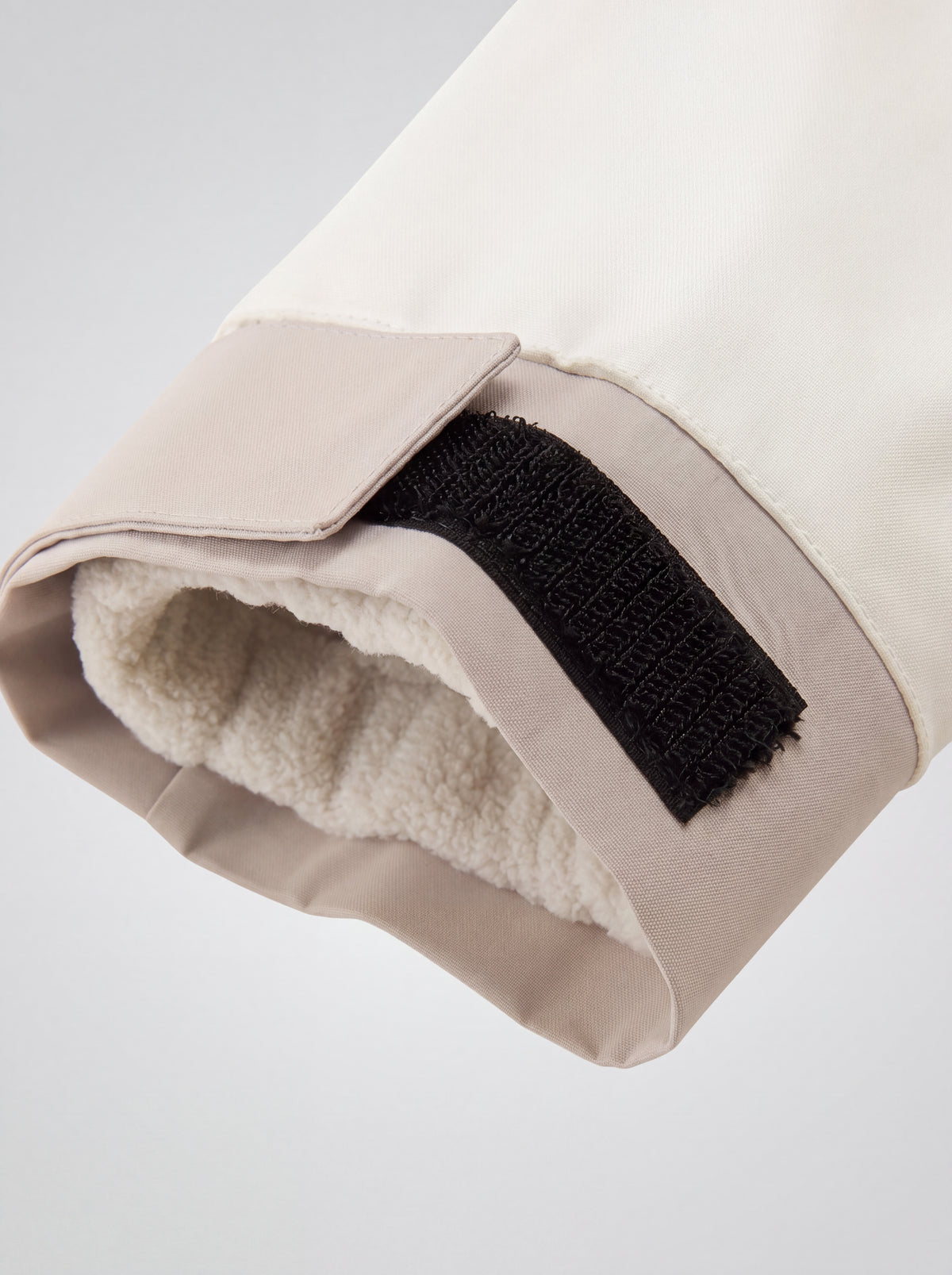Detalhe de acabamento da Jaqueta 3 em 1 Cordilheira Skiway Feminina, Roupa da Marca Cordilheira com Boa qualidade, resistência e construção Confiável para uso no frio.