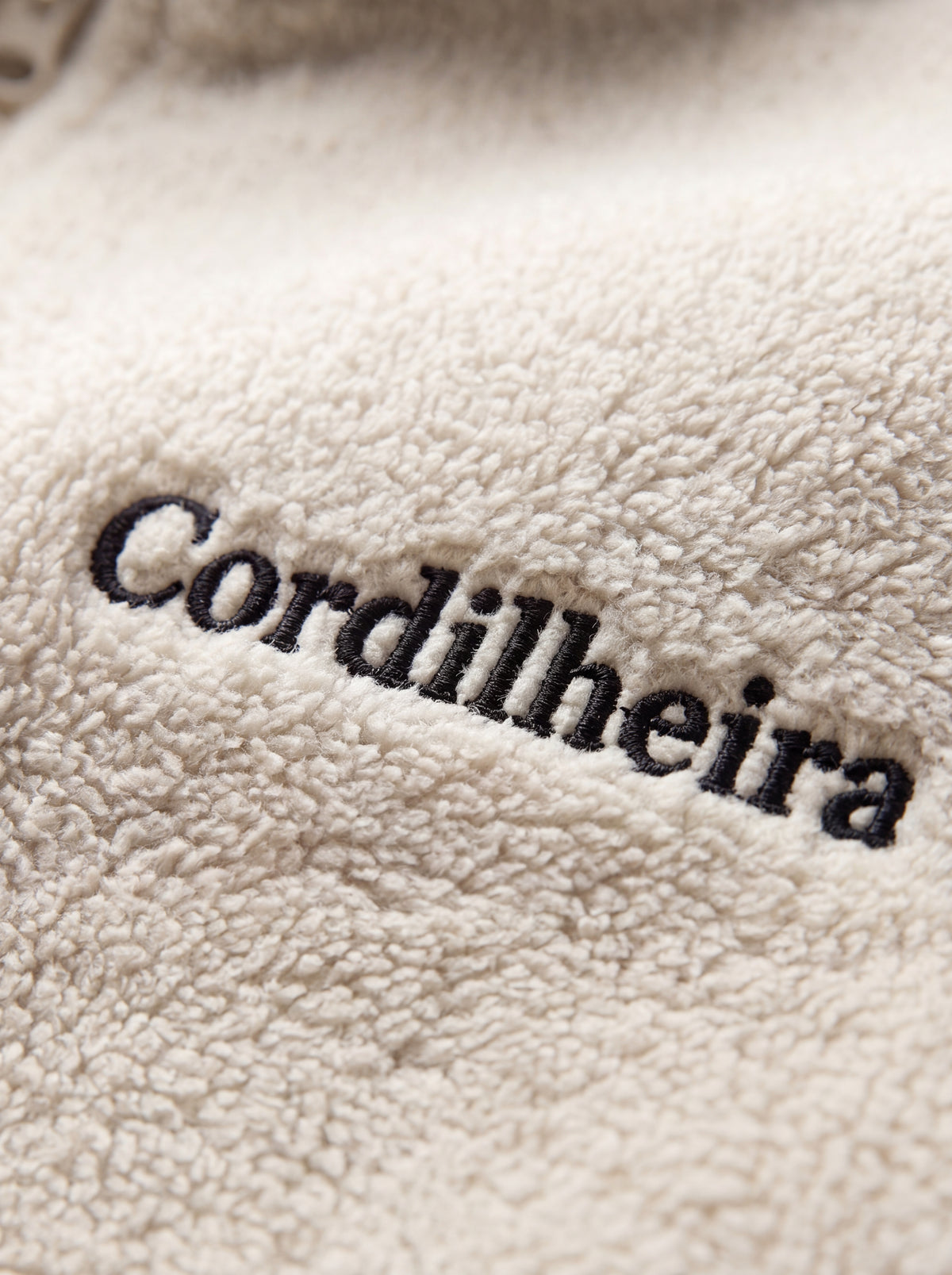 Detalhe do tecido da Jaqueta 3 em 1 Cordilheira Skiway Feminina, Roupa da Marca Cordilheira com Boa resistência, qualidade e proteção Confiável para neve e atividades outdoor.
