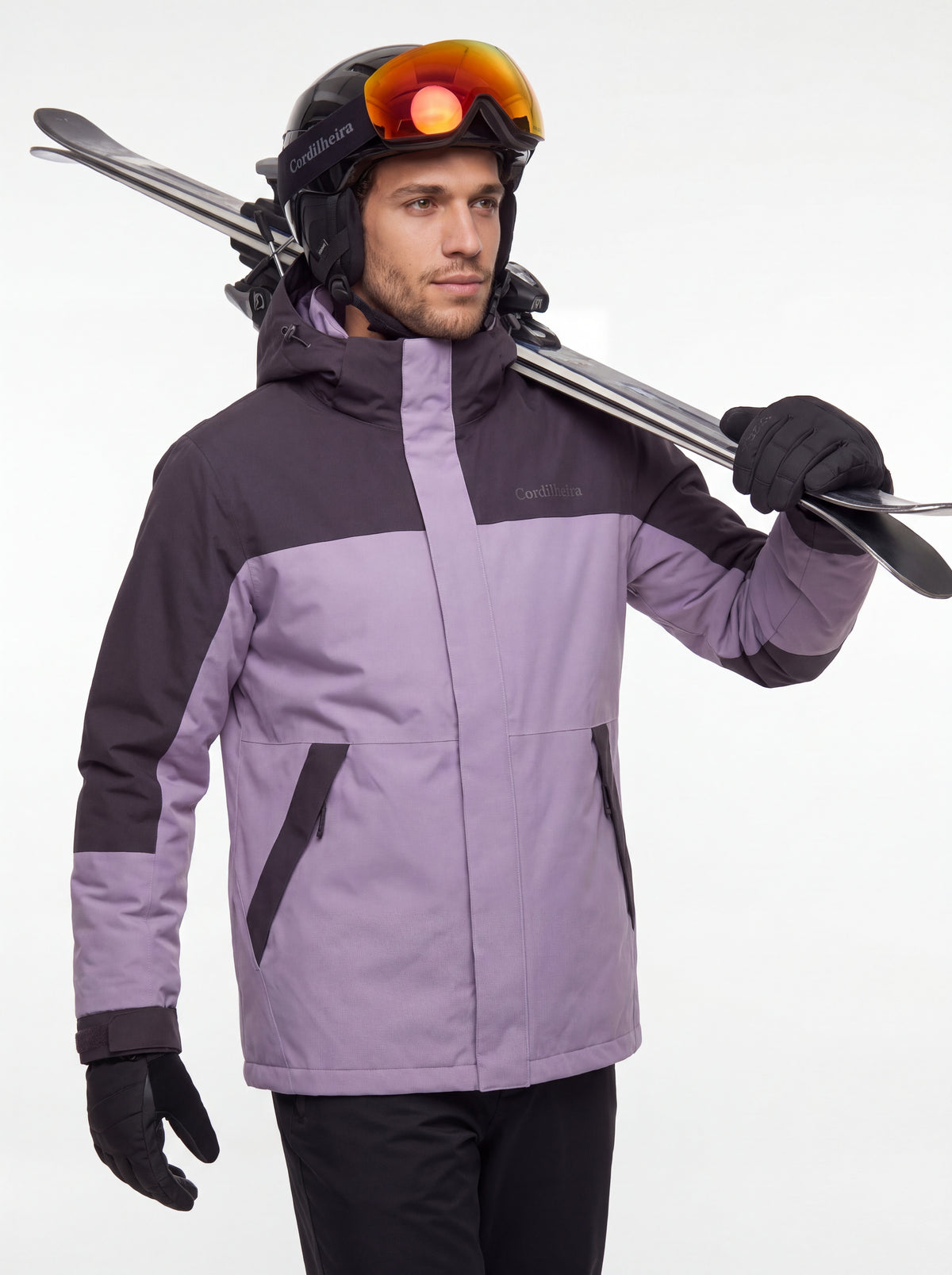 Modelo usando capacete e Jaqueta 3 em 1 Cordilheira Skiway Masculina, Roupa da Marca Cordilheira com Boa resistência, impermeabilidade e proteção Confiável para ski e esportes na neve.