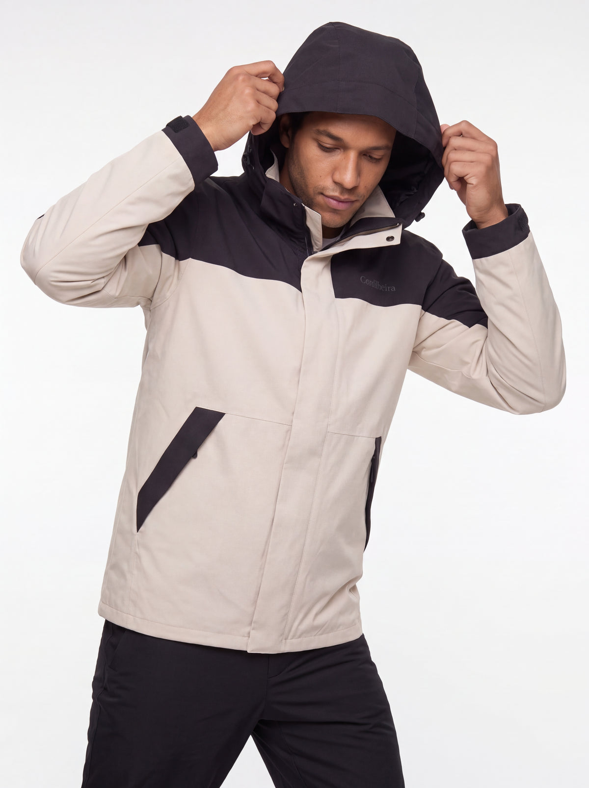 Modelo colocando o capuz da Jaqueta 3 em 1 Cordilheira Skiway Masculina, Roupa da Marca Cordilheira com Boa resistência e proteção Confiável contra vento, frio e neve.