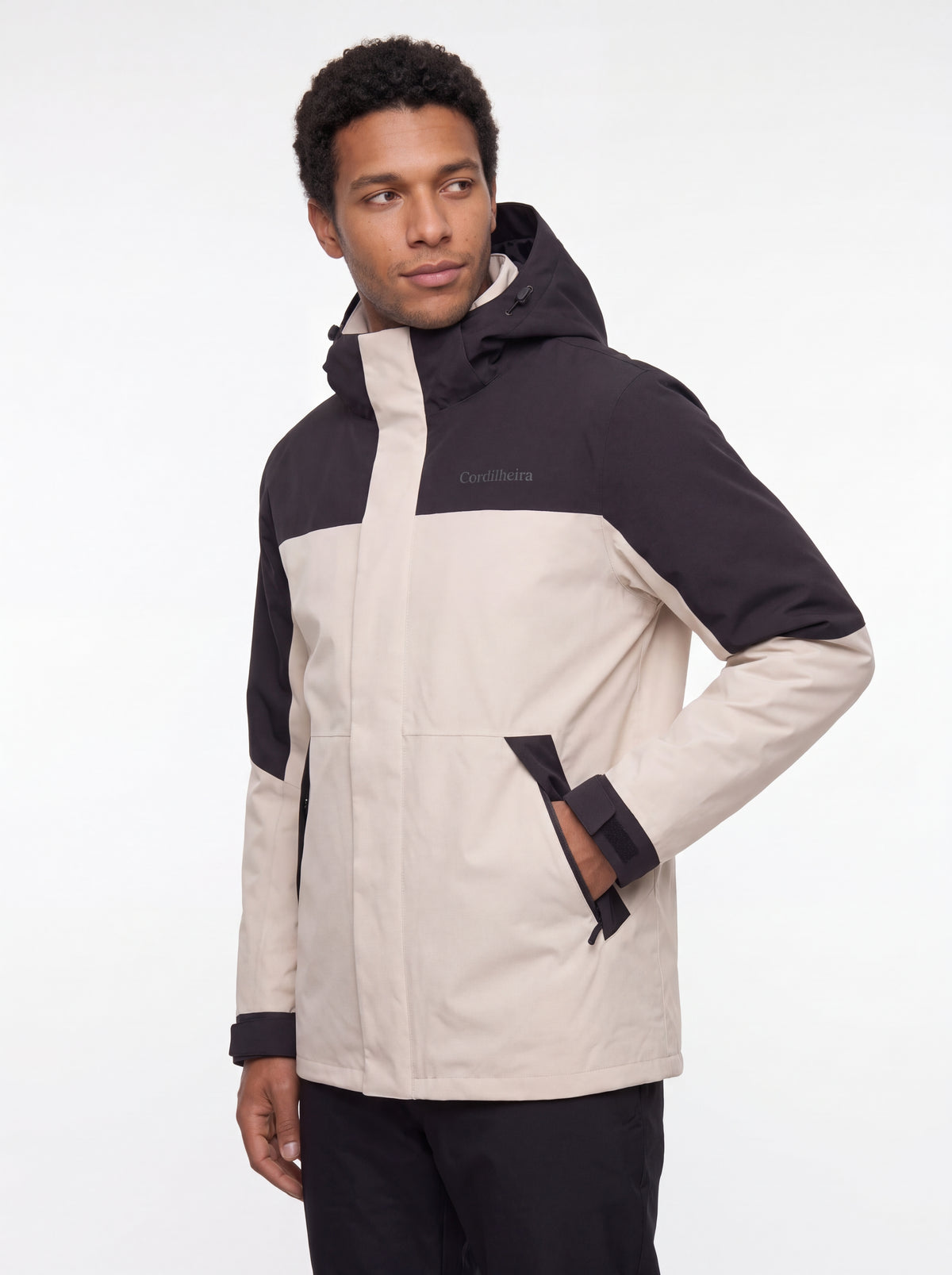 Modelo usando Jaqueta 3 em 1 Cordilheira Skiway Masculina em catálogo de inverno, Roupa da Marca Cordilheira com Boa resistência, qualidade e proteção Confiável para frio e neve.