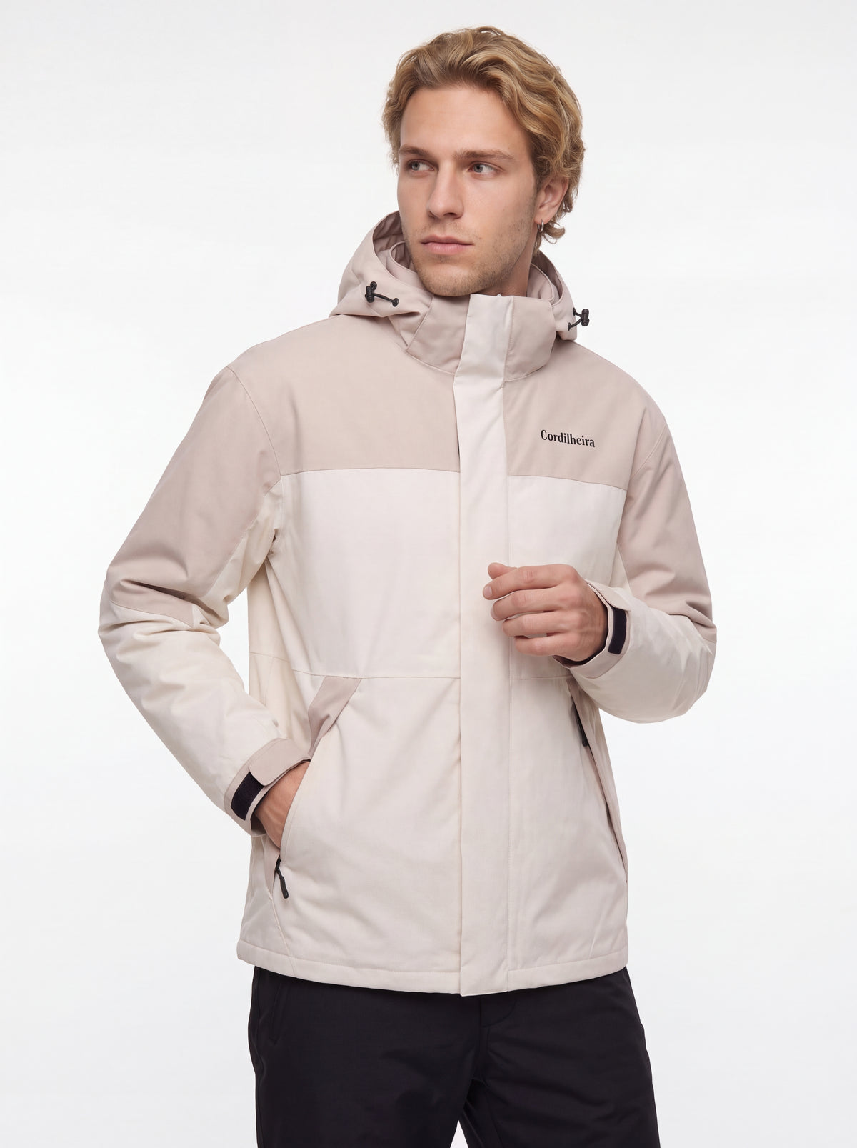 Modelo posando para catálogo de inverno com Jaqueta 3 em 1 Cordilheira Skiway Masculina, Roupa da Marca Cordilheira com Boa resistência, qualidade e proteção Confiável para neve.
