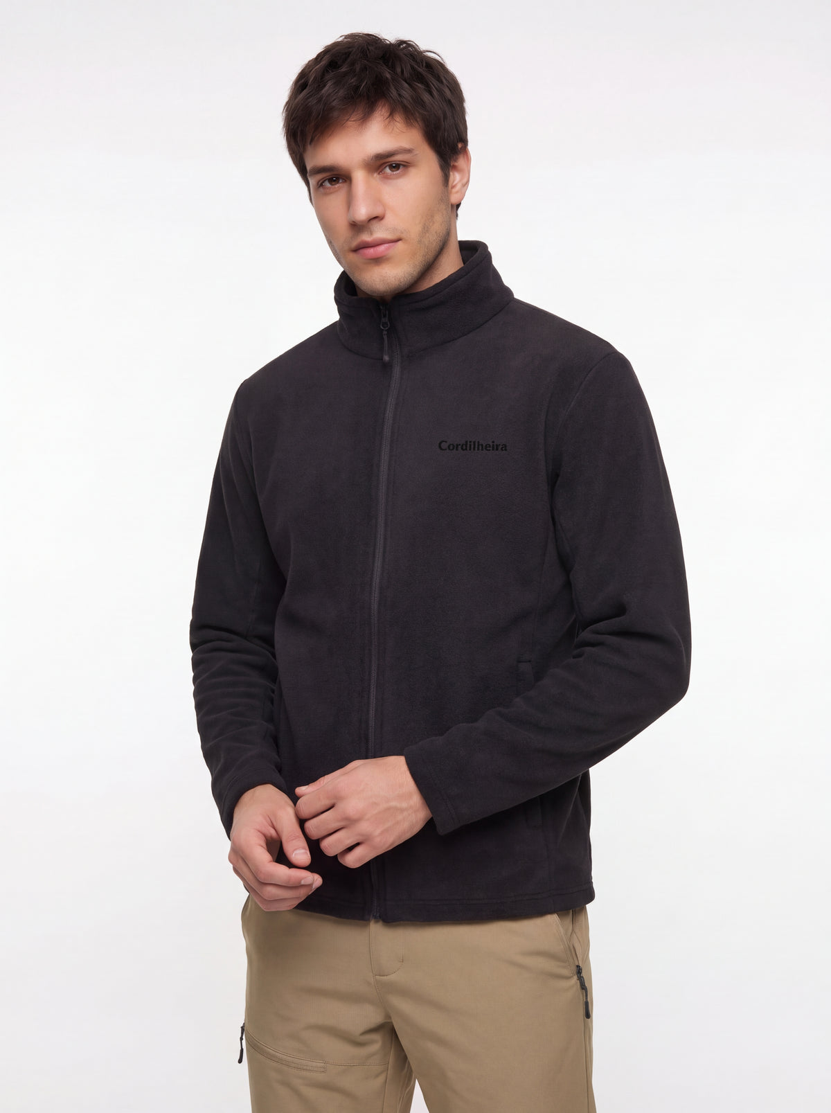 Modelo posando para catálogo com Jaqueta 3 em 1 Cordilheira Skiway Masculina, Roupa da Marca Cordilheira com Boa qualidade, resistência e proteção impermeável Confiável para ski.