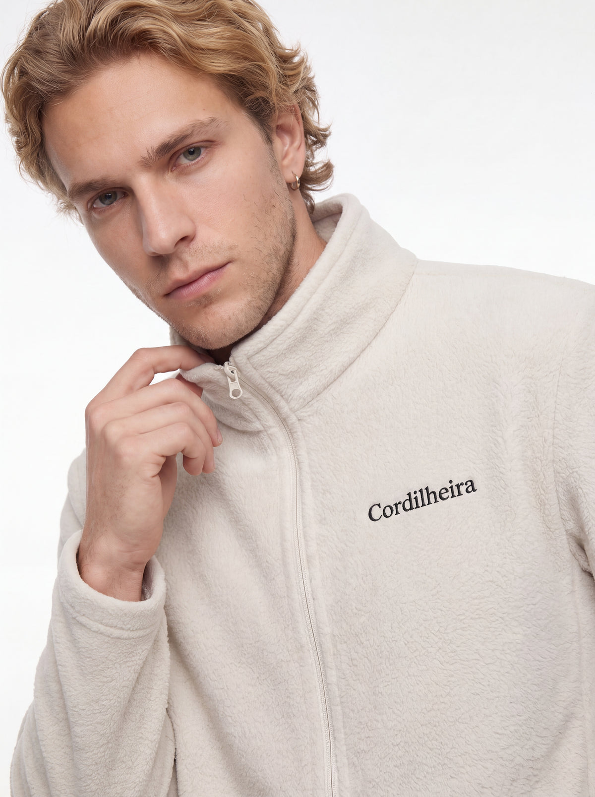 Modelo interagindo com a gola da Jaqueta 3 em 1 Cordilheira Skiway Masculina, Roupa da Marca Cordilheira com Boa proteção, resistência e acabamento Confiável para vento, frio e neve.