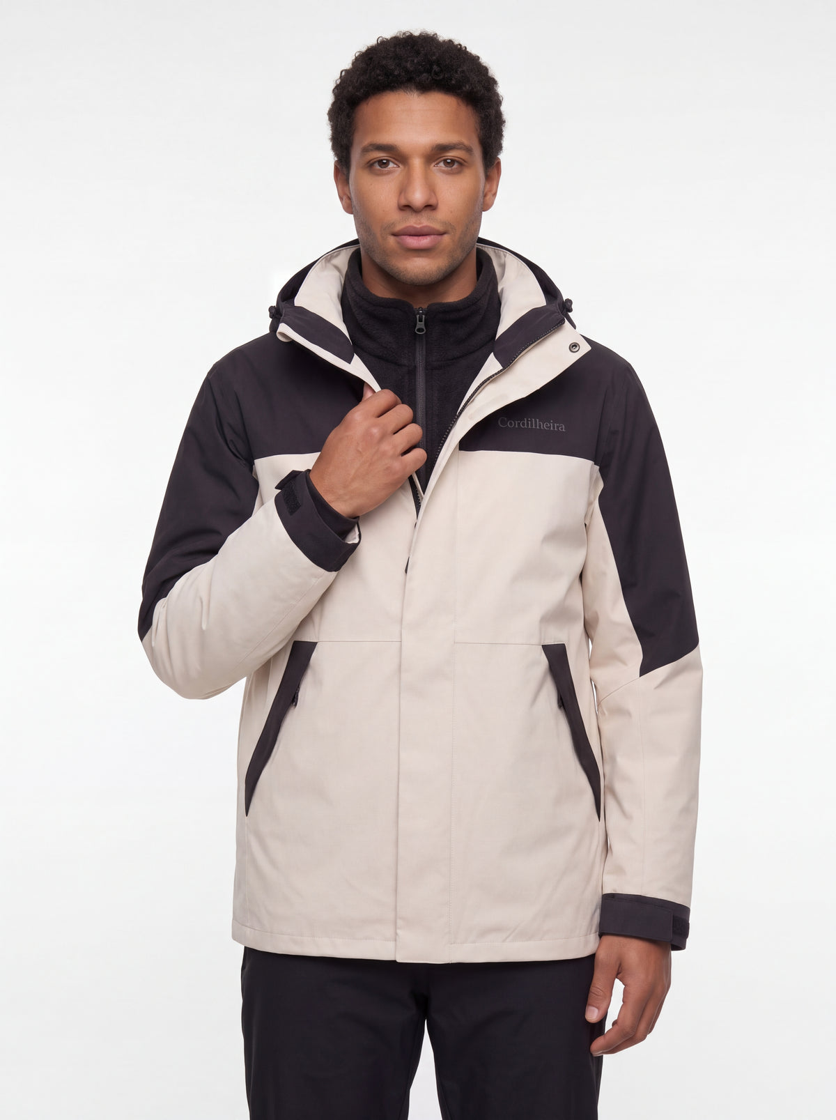 Modelo interagindo com a Jaqueta 3 em 1 Cordilheira Skiway Masculina, Roupa da Marca Cordilheira com Boa qualidade, resistência e versatilidade Confiável para diferentes condições de frio.