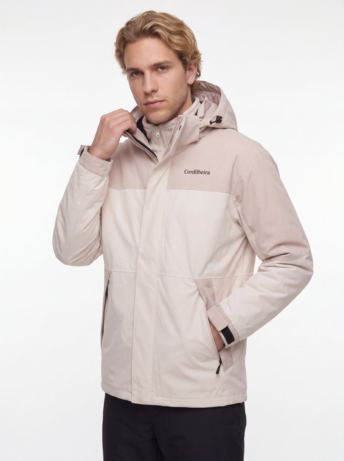 Modelo usando Jaqueta 3 em 1 Cordilheira Skiway Masculina em pose espontânea, Roupa da Marca Cordilheira com Boa qualidade, resistência e versatilidade Confiável para frio e outdoor.