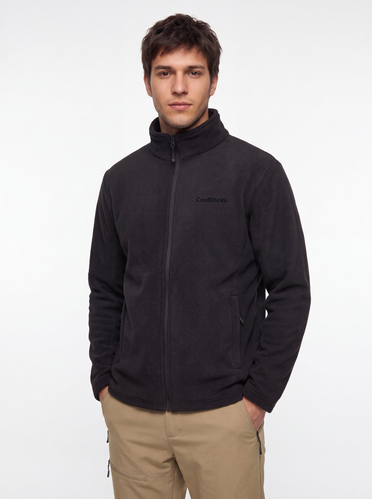 Modelo usando Jaqueta 3 em 1 Cordilheira Skiway Masculina em pose de inverno, Roupa da Marca Cordilheira com Boa qualidade, resistência e proteção Confiável para frio e atividades outdoor.