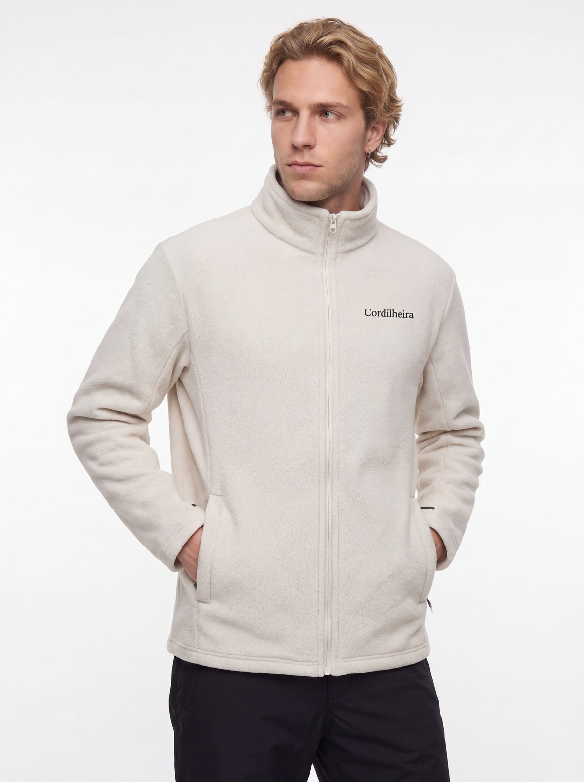 Modelo usando Jaqueta 3 em 1 Cordilheira Skiway Masculina em pose de inverno, Roupa da Marca Cordilheira com Boa qualidade, resistência e acabamento Confiável para neve.