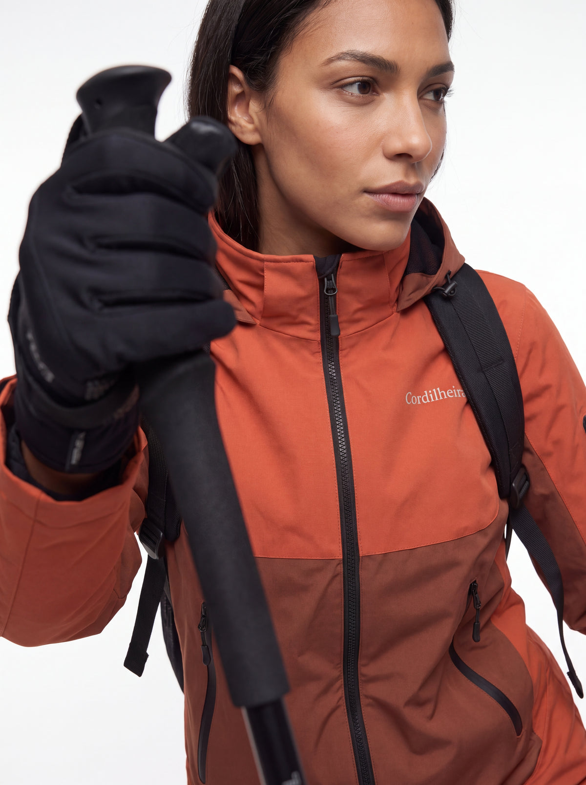 Campanha técnica com Jaqueta Cordilheira Strategy Feminina Impermeável, Roupa da Marca Cordilheira com Boa qualidade, resistência e proteção Confiável para trekking e atividades outdoor.