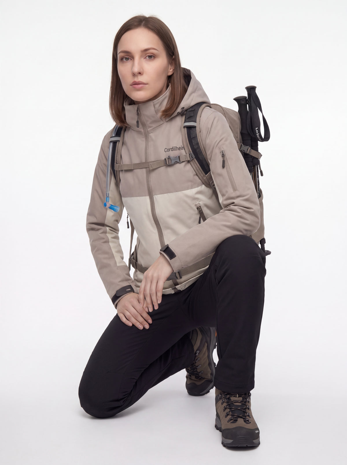 Modelo em catálogo de inverno usando Jaqueta Cordilheira Strategy Feminina Impermeável, Roupa da Marca Cordilheira com Boa qualidade e proteção Confiável para frio e atividades ao ar livre.