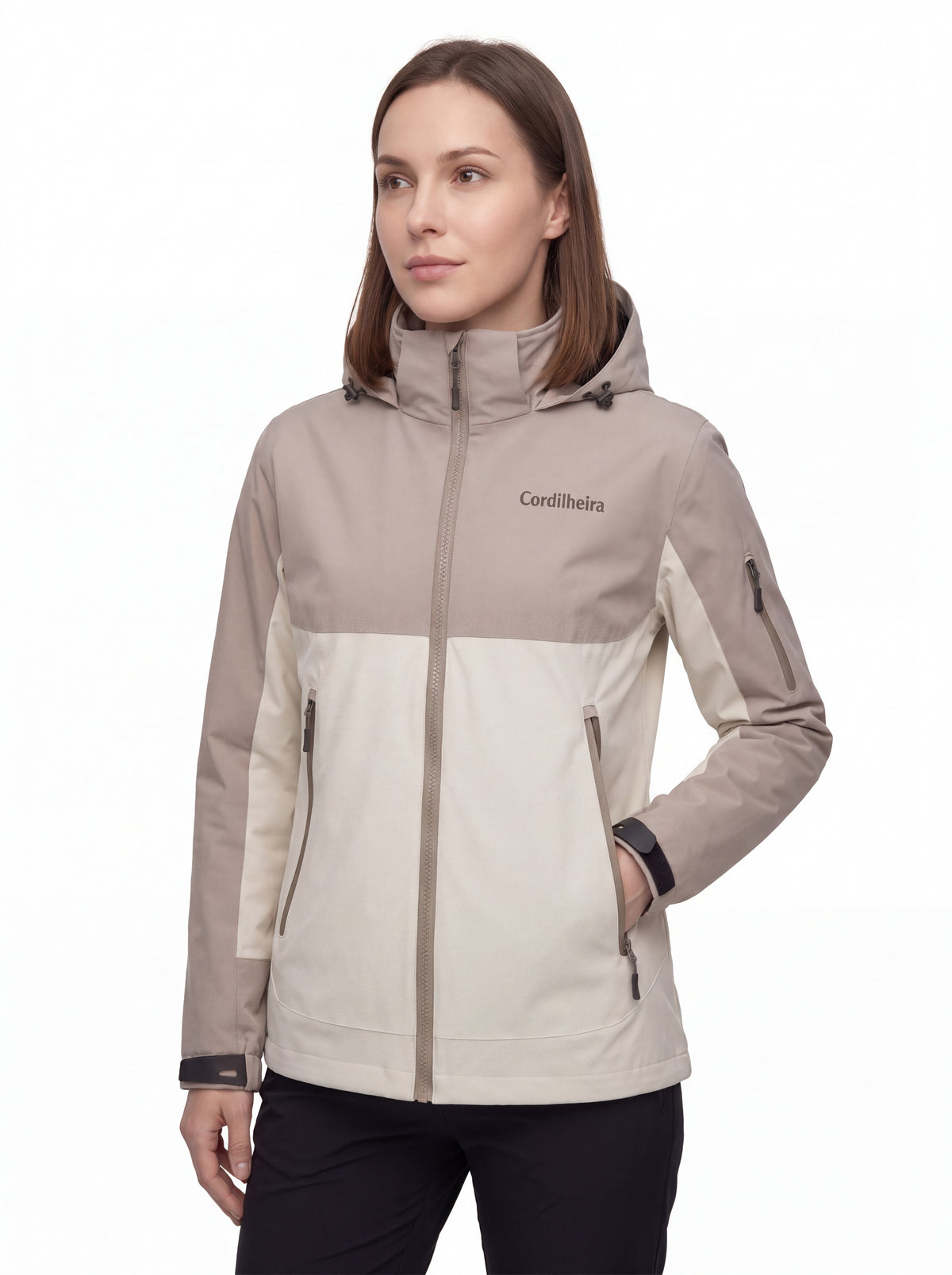 Modelo em catálogo de inverno com Jaqueta Cordilheira Strategy Feminina Impermeável, Roupa da Marca Cordilheira com Boa qualidade, resistência e proteção Confiável para atividades ao ar livre.