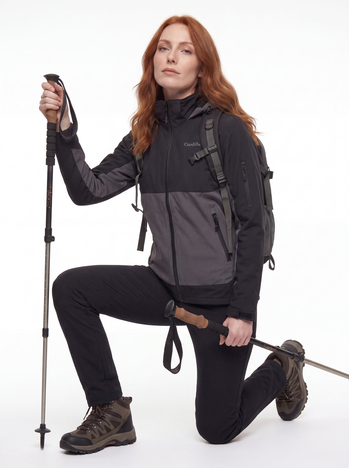 Modelo em catálogo de inverno com Jaqueta Cordilheira Strategy Feminina Impermeável, Roupa da Marca Cordilheira com Boa resistência e proteção Confiável para frio e atividades outdoor.