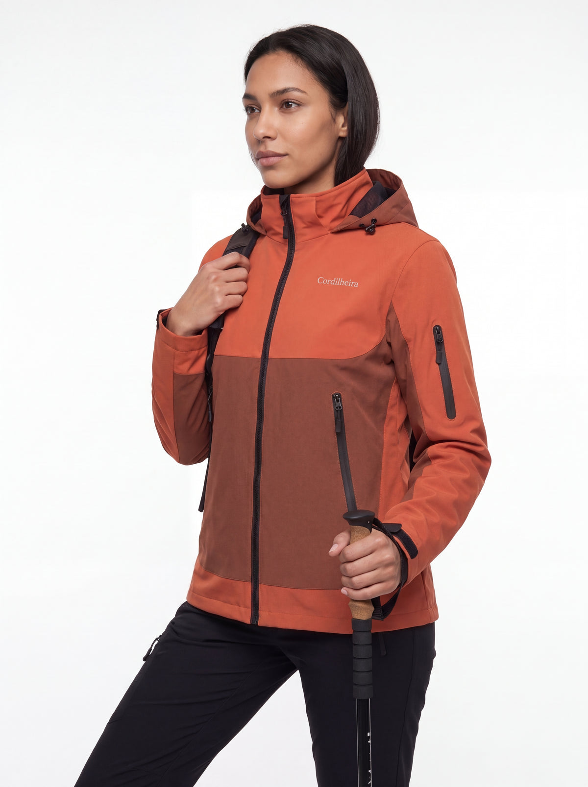 Modelo usando Jaqueta Cordilheira Strategy Feminina Impermeável em catálogo de trekking, Roupa da Marca Cordilheira com Boa proteção e desempenho Confiável para atividades ao ar livre.