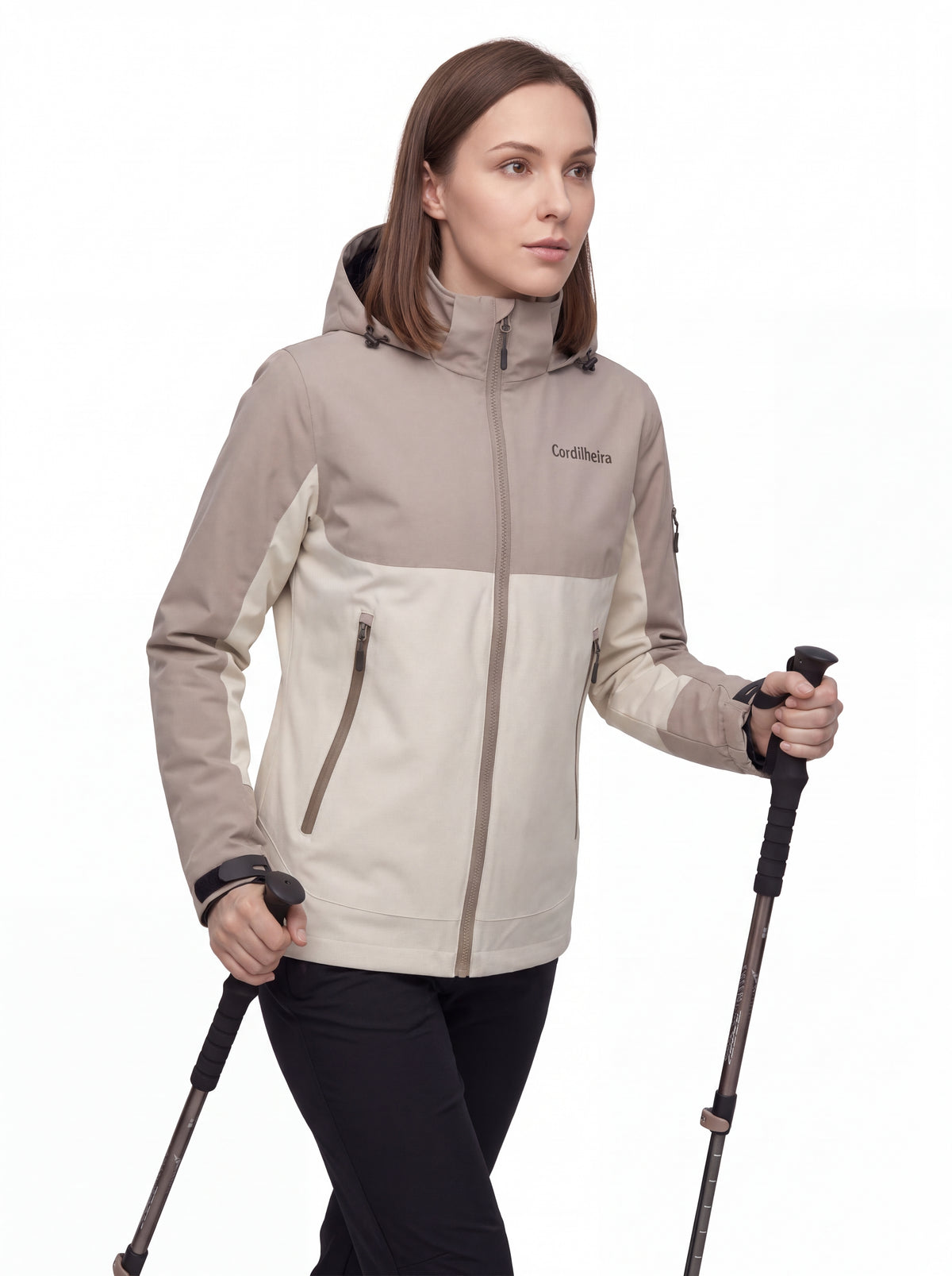 Modelo posando para catálogo de trekking com Jaqueta Cordilheira Strategy Feminina Impermeável, Roupa da Marca Cordilheira com Boa resistência e proteção Confiável para atividades outdoor.
