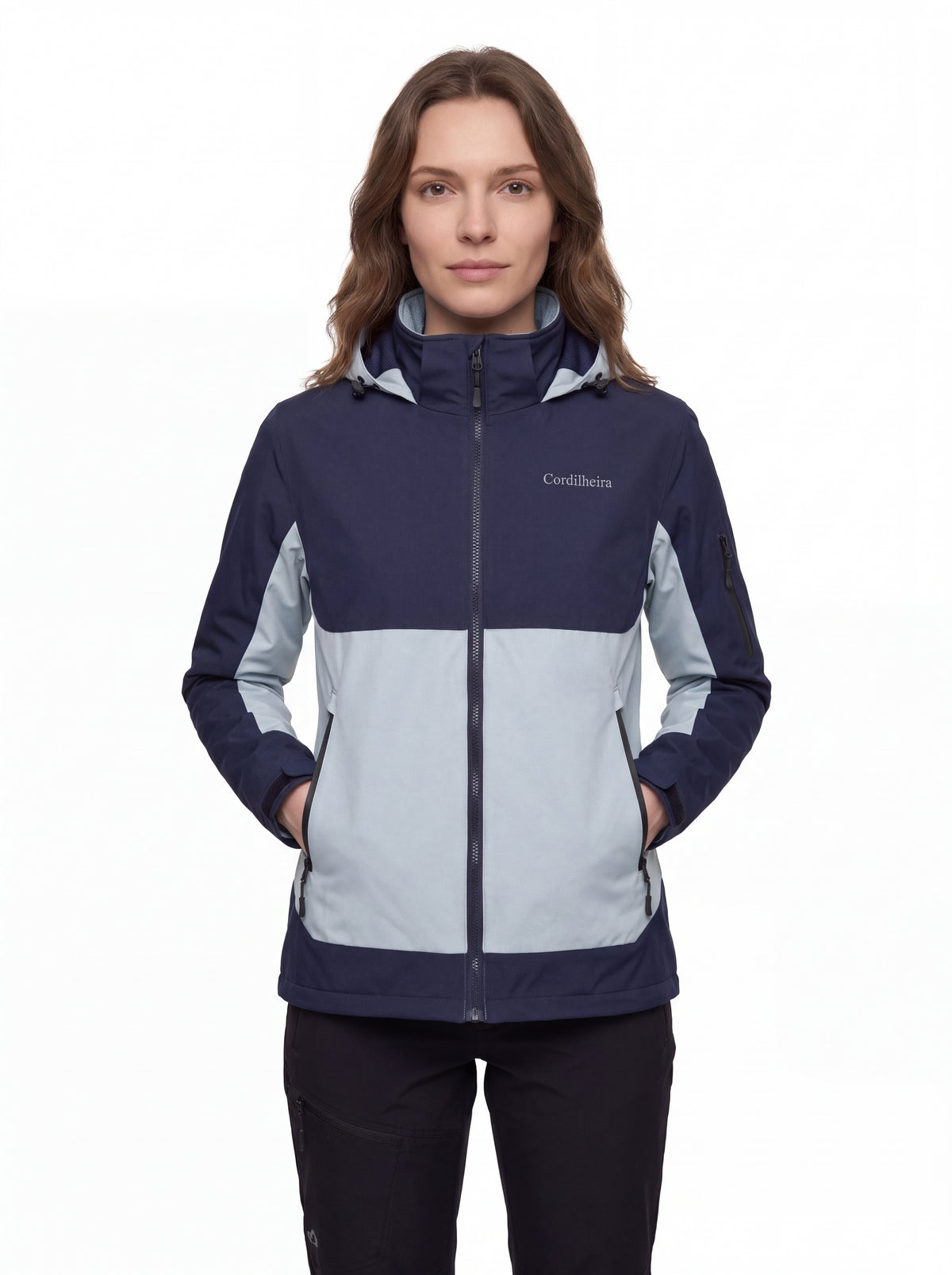 Modelo posando para catálogo de trekking com Jaqueta Cordilheira Strategy Feminina Impermeável, Roupa da Marca Cordilheira com Boa resistência e proteção Confiável para atividades ao ar livre.