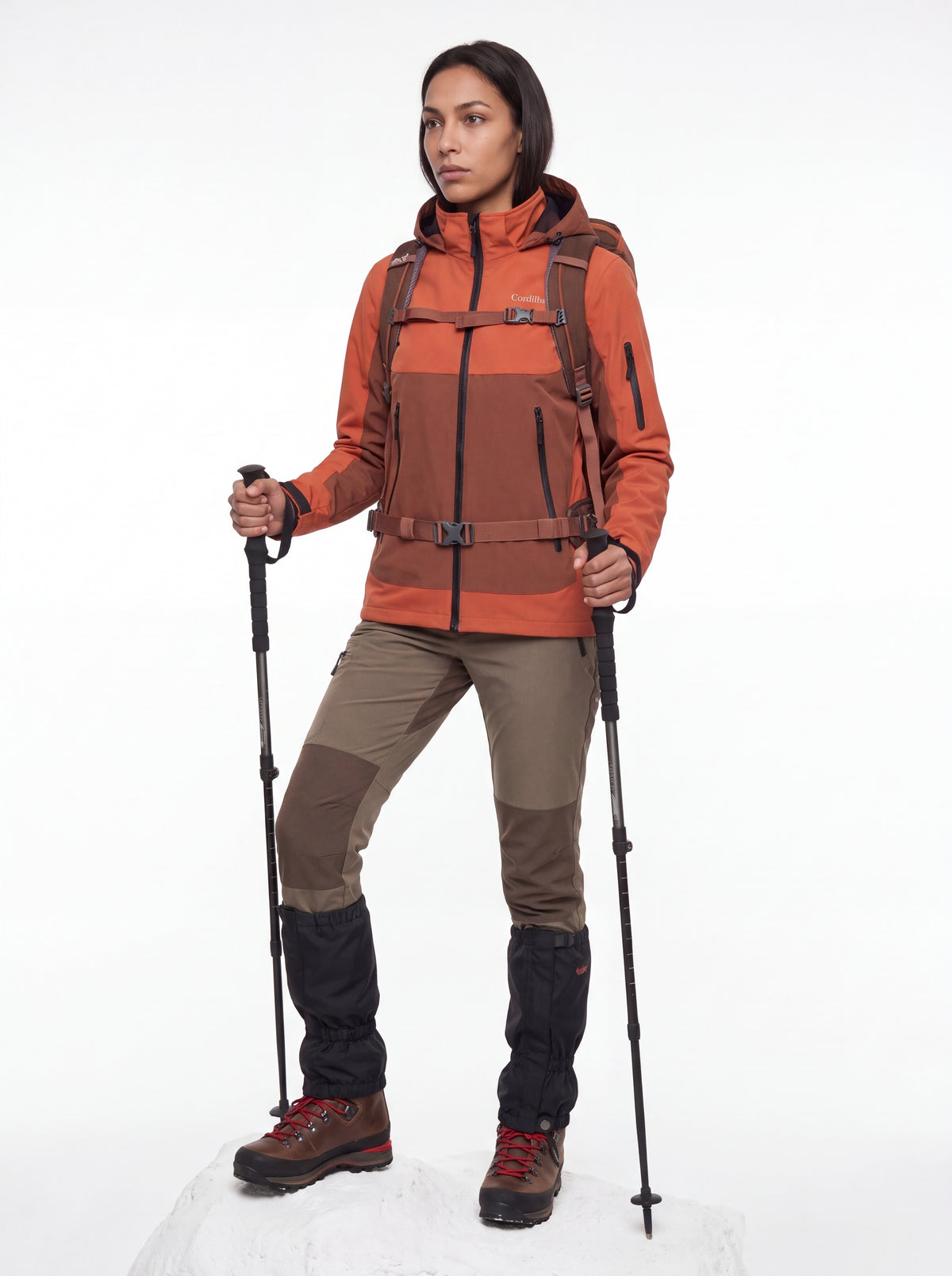Modelo usando Jaqueta Cordilheira Strategy Feminina Impermeável em proposta hiking, Roupa da Marca Cordilheira com Boa resistência, impermeabilidade e proteção Confiável para trilhas.