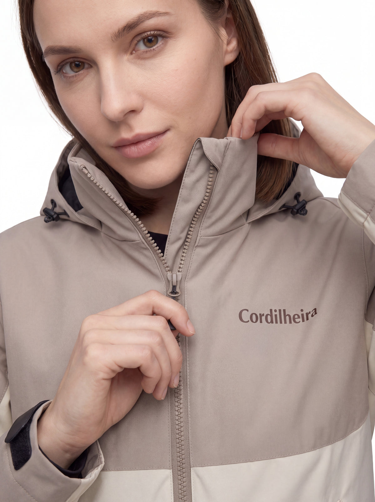 Modelo interagindo com a gola da Jaqueta Cordilheira Strategy Feminina Impermeável, Roupa da Marca Cordilheira com Boa qualidade, resistência e proteção Confiável para uso outdoor.
