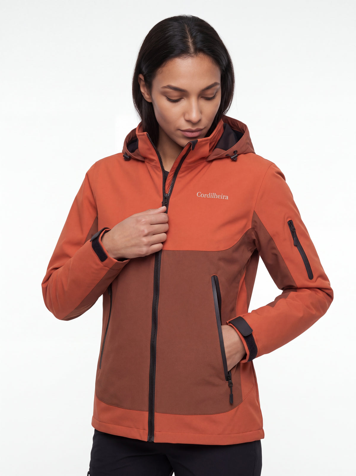 Modelo interagindo com a Jaqueta Cordilheira Strategy Feminina Impermeável com logo em destaque, Roupa da Marca Cordilheira com Boa qualidade e acabamento Confiável para outdoor.