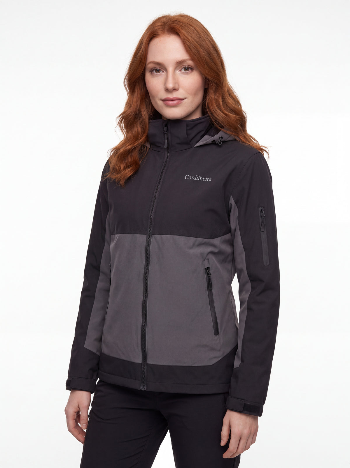 Modelo usando Jaqueta Cordilheira Strategy Feminina Impermeável com calça para outdoor, Roupa da Marca Cordilheira com Boa qualidade e proteção Confiável para trilha e trekking.