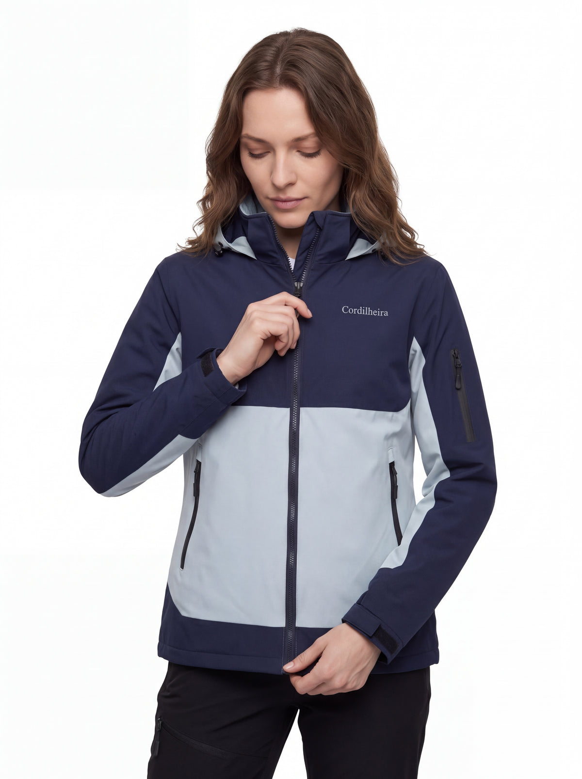 Modelo posando com Jaqueta Cordilheira Strategy Feminina Impermeável, Roupa da Marca Cordilheira com Boa qualidade, resistência e proteção Confiável para atividades outdoor.