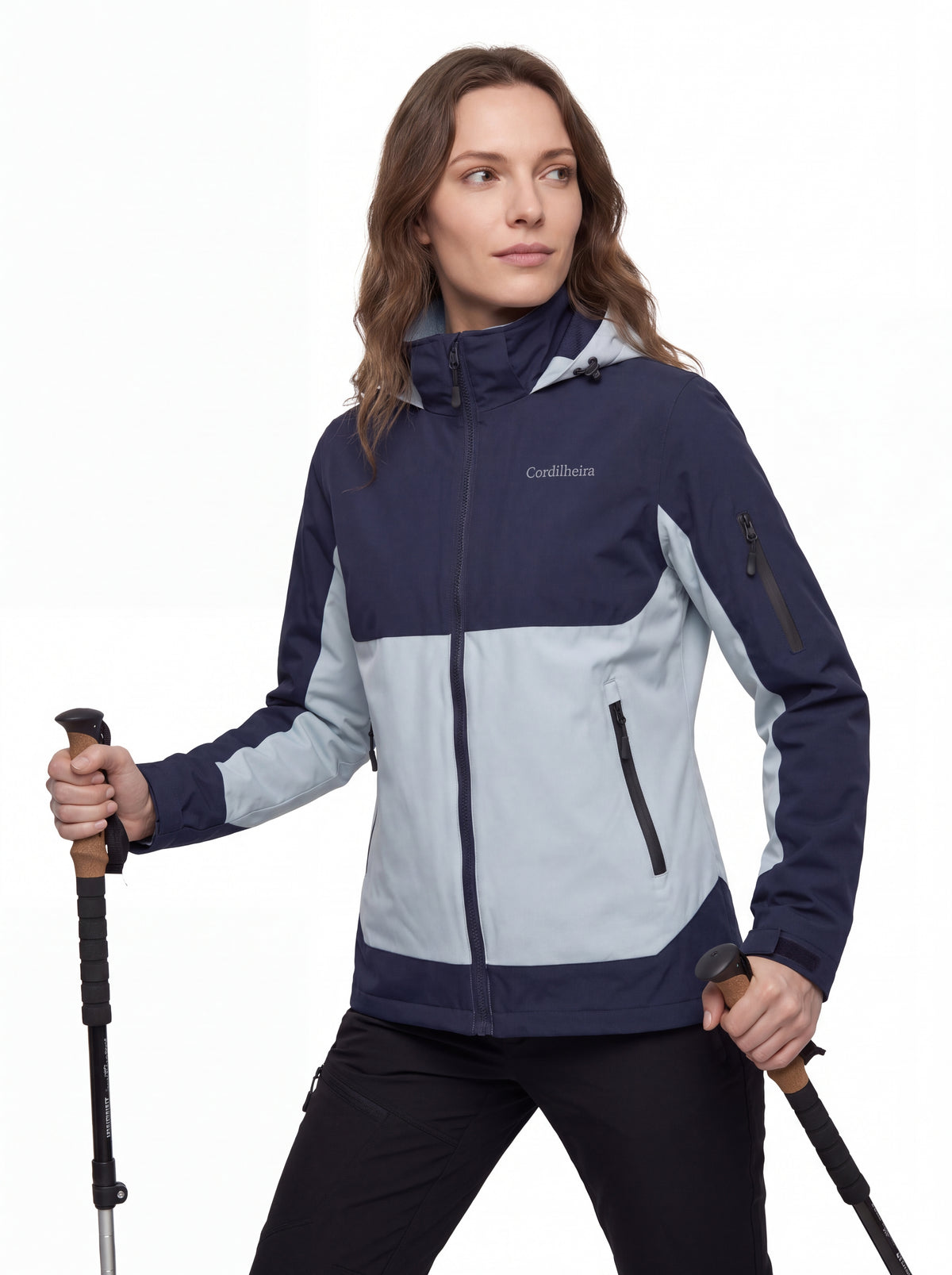 Modelo em catálogo de trekking com Jaqueta Cordilheira Strategy Feminina Impermeável, Roupa da Marca Cordilheira com Boa qualidade e desempenho Confiável para trilhas e aventura.