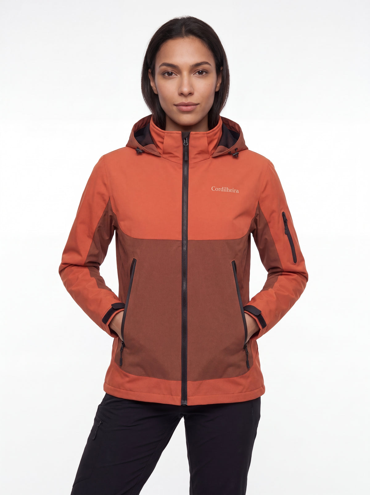 Modelo posando com Jaqueta Cordilheira Strategy Feminina Impermeável em proposta trekking, Roupa da Marca Cordilheira com Boa resistência e proteção Confiável para trilhas.