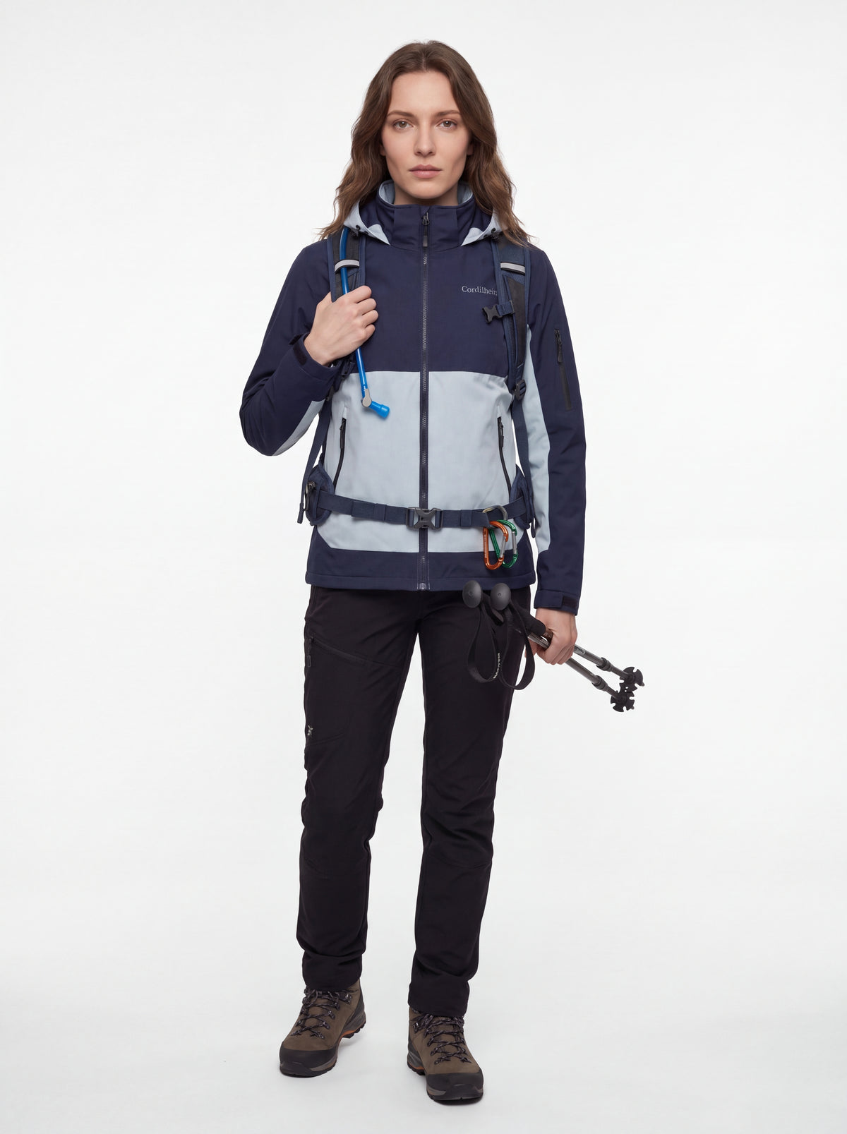 Modelo usando Jaqueta Cordilheira Strategy Feminina Impermeável em proposta de trilha profissional, Roupa da Marca Cordilheira com Boa resistência, proteção e desempenho Confiável para outdoor.