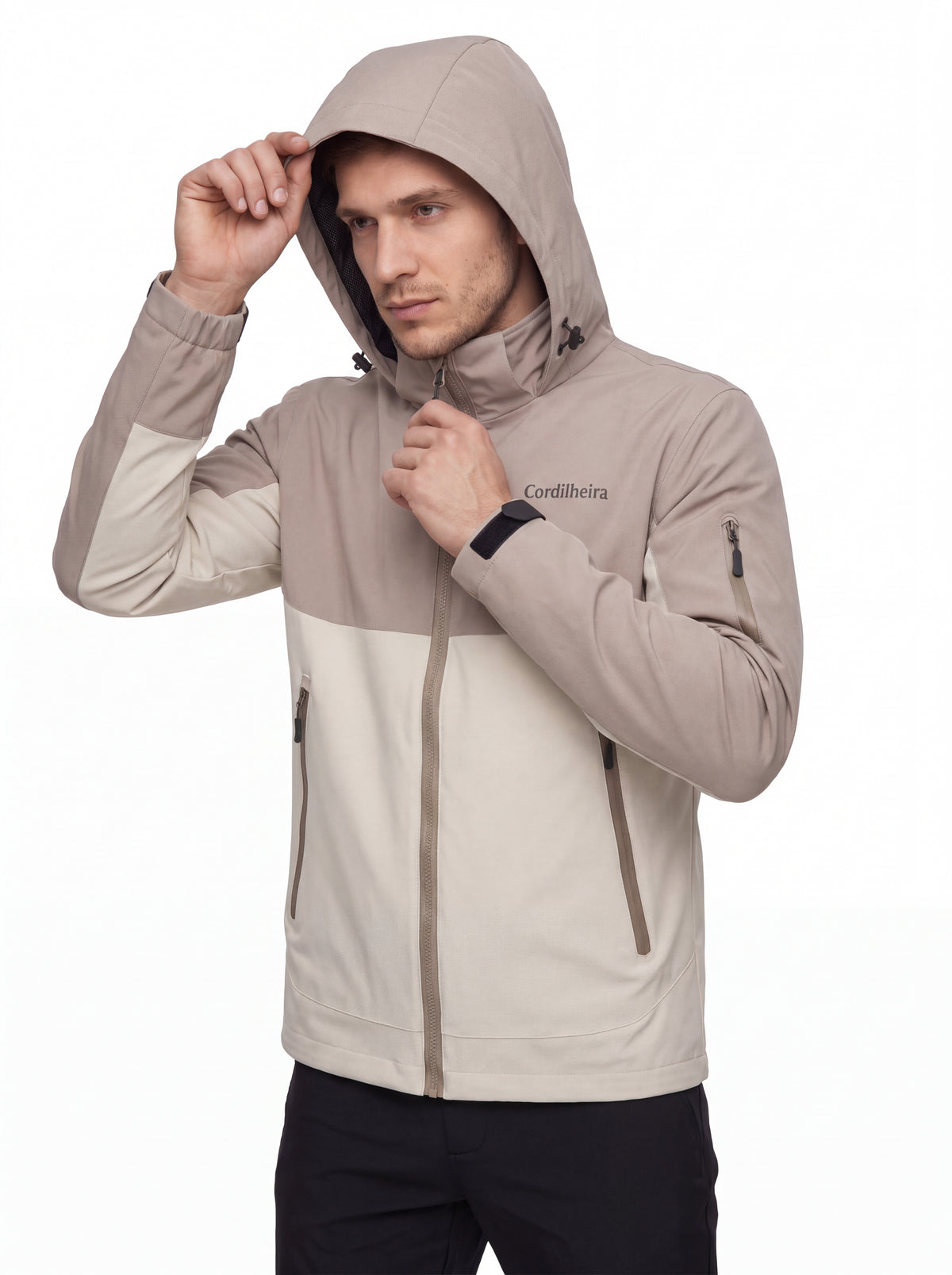 Modelo colocando o capuz da Jaqueta Cordilheira Strategy Masculina Impermeável, Roupa da Marca Cordilheira com Boa proteção e resistência Confiável para vento, frio e atividades ao ar livre.