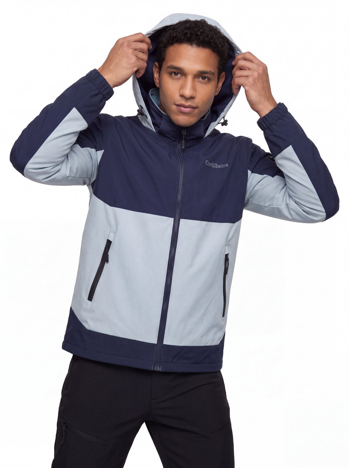 Modelo colocando o capuz da Jaqueta Cordilheira Strategy Masculina Impermeável, Roupa da Marca Cordilheira com Boa proteção e resistência Confiável para vento e atividades ao ar livre.