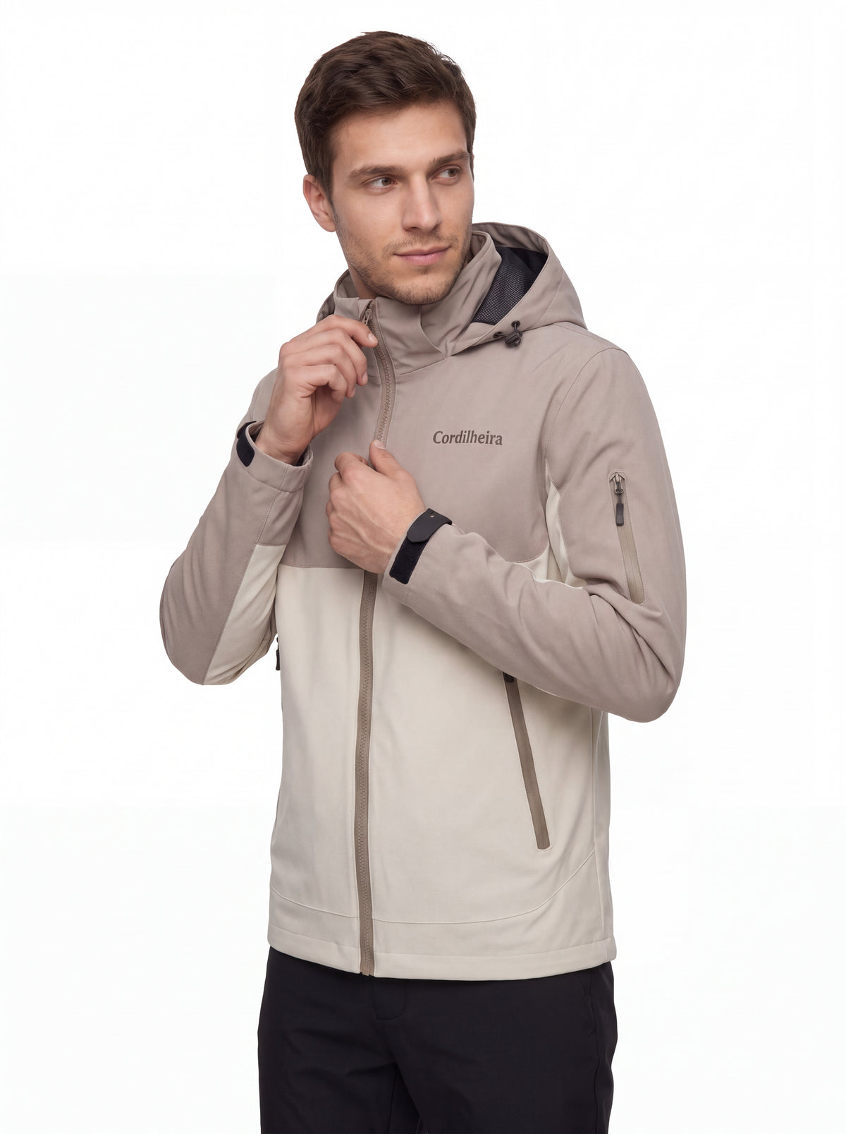 Modelo em ensaio de inverno com Jaqueta Cordilheira Strategy Masculina Impermeável, Roupa da Marca Cordilheira com Boa qualidade, resistência e proteção Confiável para frio e outdoor.