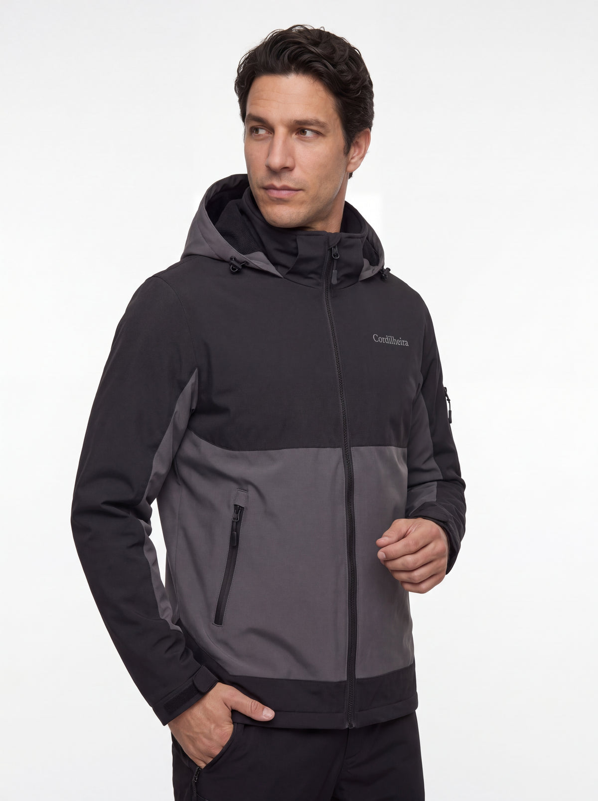 Modelo usando Jaqueta Cordilheira Strategy Masculina Impermeável em catálogo de inverno, Roupa da Marca Cordilheira com Boa resistência e proteção Confiável para frio e uso outdoor.