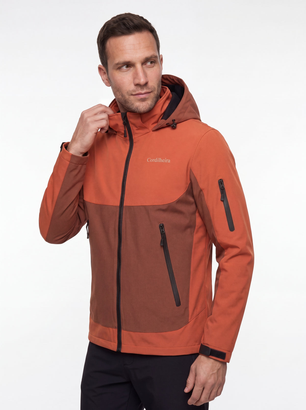Modelo posando para catálogo de inverno com Jaqueta Cordilheira Strategy Masculina Impermeável, Roupa da Marca Cordilheira com Boa resistência e proteção Confiável para frio e outdoor.