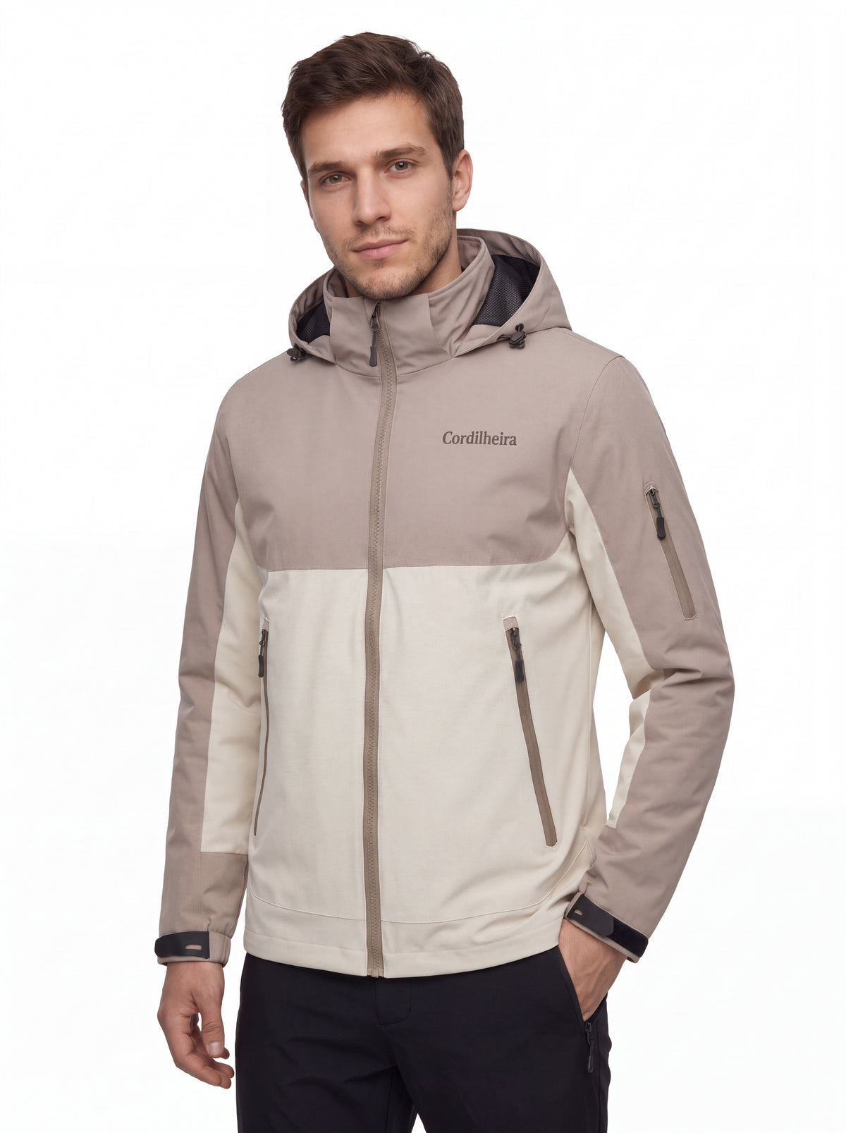 Modelo posando para catálogo de trekking com Jaqueta Cordilheira Strategy Masculina Impermeável, Roupa da Marca Cordilheira com Boa qualidade e proteção Confiável para atividades outdoor.