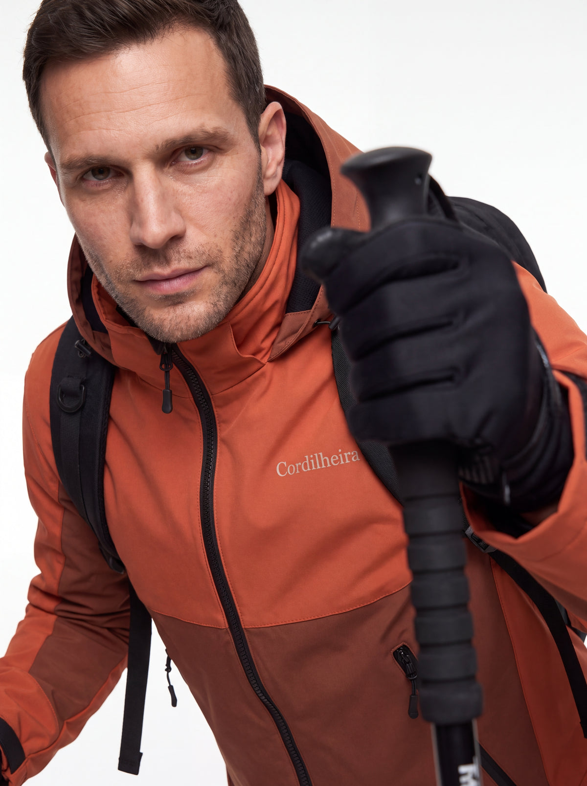 Editorial de hiking com Jaqueta Cordilheira Strategy Masculina Impermeável, Roupa da Marca Cordilheira com Boa qualidade, resistência e proteção Confiável para trilhas e aventura.